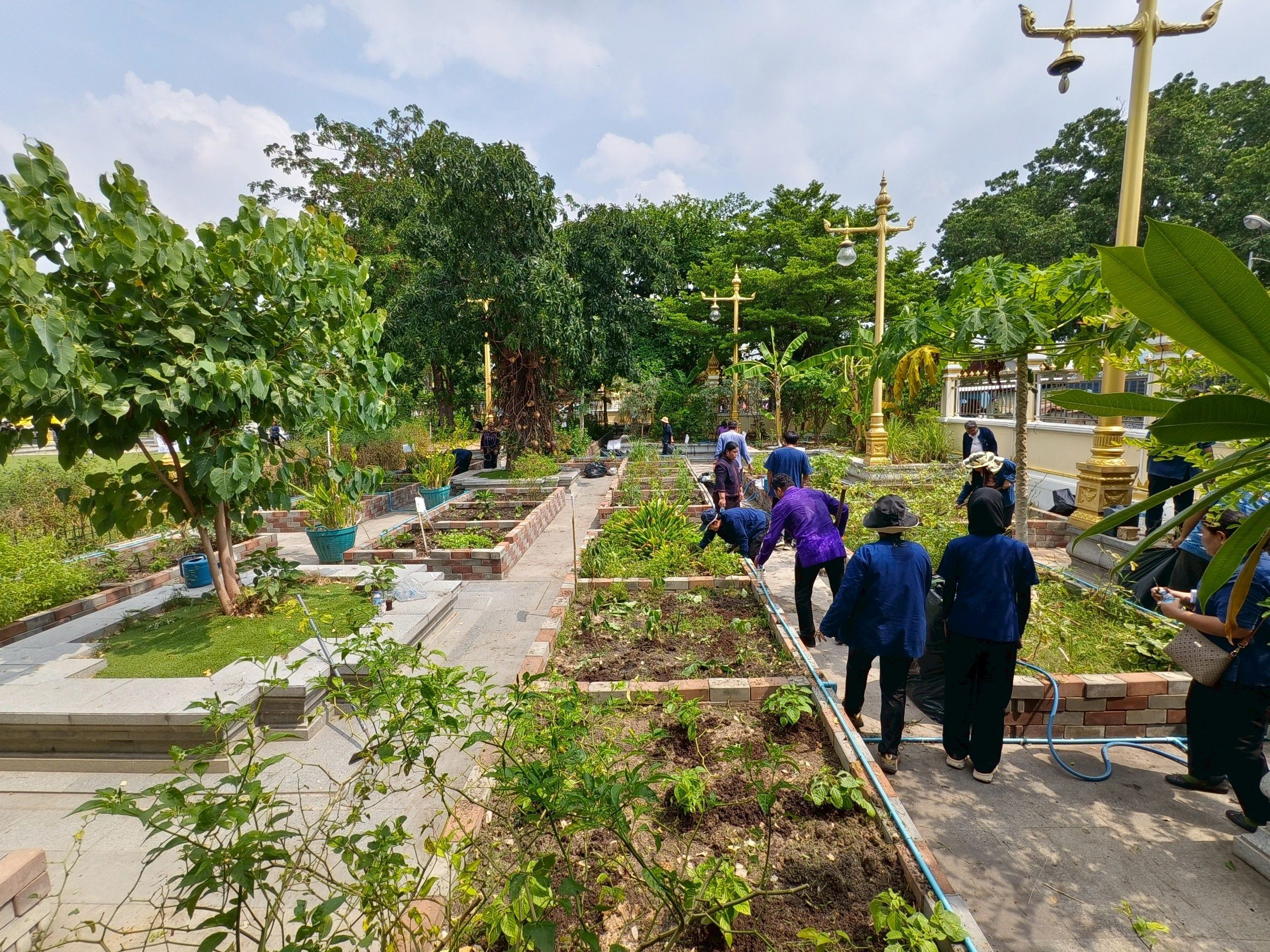 จังหวัดฉะเชิงเทราเดินหน้าส่งเสริมการพัฒนาชุมชนอย่างยั่งยืน ผ่านกิจกรรม “วัดโสธรฯ มีรัก ปลูกผักแบ่งปัน” ซึ่งจัดขึ้นเมื่อวันที่ 4 เมษายน 2568 ณ แปลงผัก วัดโสธรวราราม วรวิหาร โดยมีเป้าหมายเพื่อสร้างแหล่งอาหารชุมชน และส่งเสริมการพึ่งพาตนเองตามหลักเศรษฐกิจพอเพียง