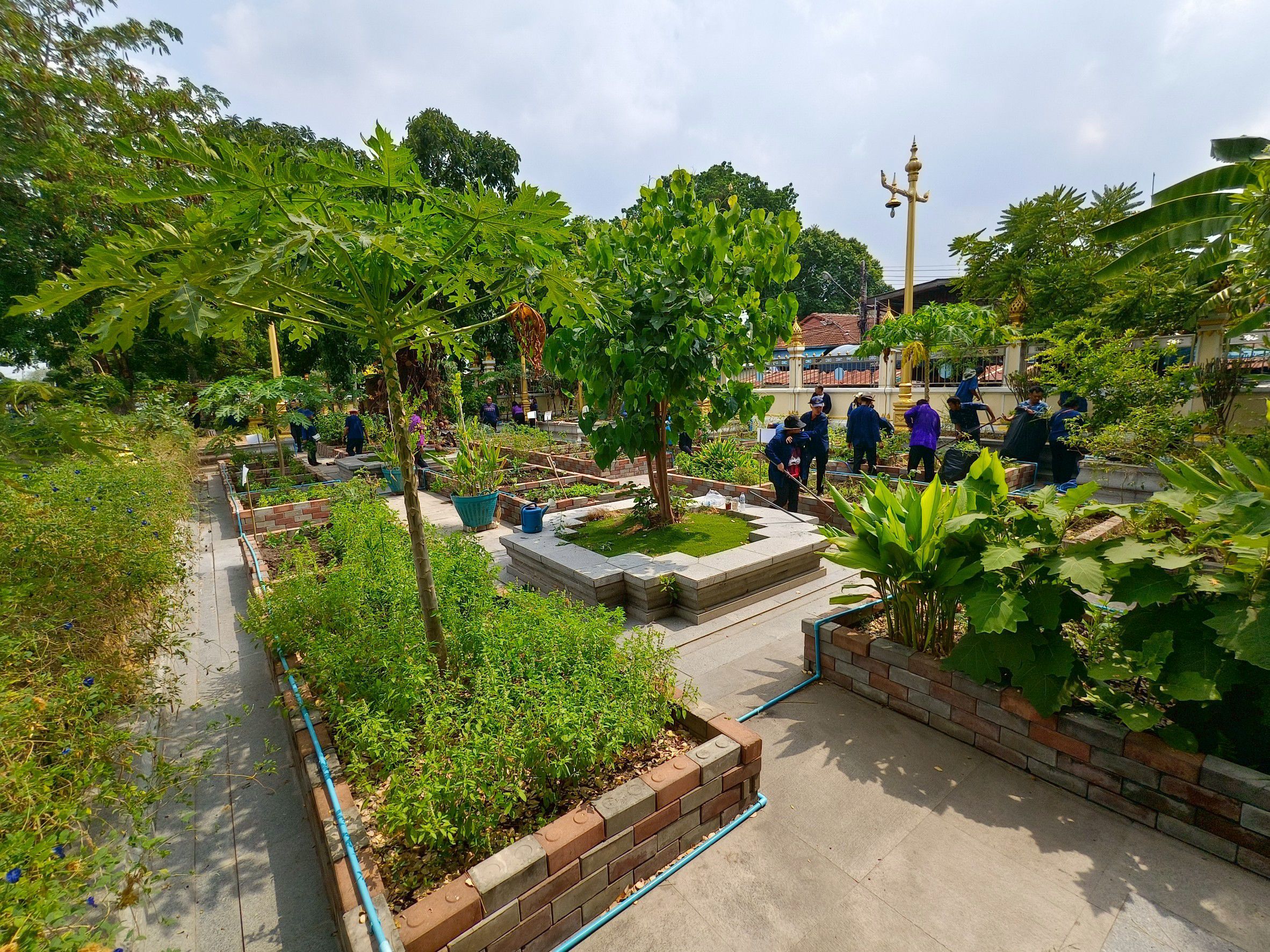 จังหวัดฉะเชิงเทราเดินหน้าส่งเสริมการพัฒนาชุมชนอย่างยั่งยืน ผ่านกิจกรรม “วัดโสธรฯ มีรัก ปลูกผักแบ่งปัน” ซึ่งจัดขึ้นเมื่อวันที่ 4 เมษายน 2568 ณ แปลงผัก วัดโสธรวราราม วรวิหาร โดยมีเป้าหมายเพื่อสร้างแหล่งอาหารชุมชน และส่งเสริมการพึ่งพาตนเองตามหลักเศรษฐกิจพอเพียง