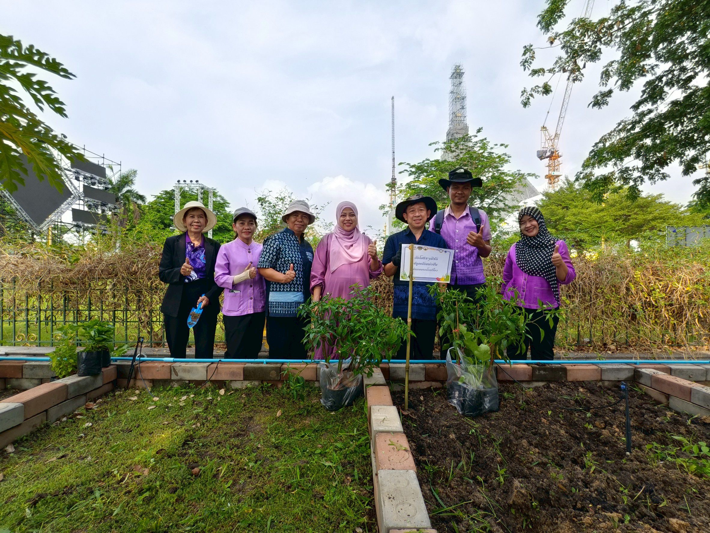 จังหวัดฉะเชิงเทราเดินหน้าส่งเสริมการพัฒนาชุมชนอย่างยั่งยืน ผ่านกิจกรรม “วัดโสธรฯ มีรัก ปลูกผักแบ่งปัน” ซึ่งจัดขึ้นเมื่อวันที่ 4 เมษายน 2568 ณ แปลงผัก วัดโสธรวราราม วรวิหาร โดยมีเป้าหมายเพื่อสร้างแหล่งอาหารชุมชน และส่งเสริมการพึ่งพาตนเองตามหลักเศรษฐกิจพอเพียง