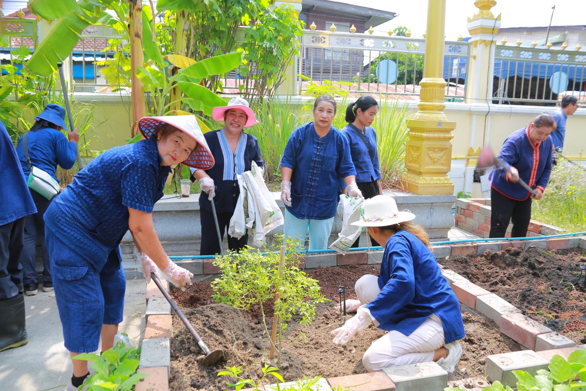 จังหวัดฉะเชิงเทราเดินหน้าส่งเสริมการพัฒนาชุมชนอย่างยั่งยืน ผ่านกิจกรรม “วัดโสธรฯ มีรัก ปลูกผักแบ่งปัน” ซึ่งจัดขึ้นเมื่อวันที่ 4 เมษายน 2568 ณ แปลงผัก วัดโสธรวราราม วรวิหาร โดยมีเป้าหมายเพื่อสร้างแหล่งอาหารชุมชน และส่งเสริมการพึ่งพาตนเองตามหลักเศรษฐกิจพอเพียง