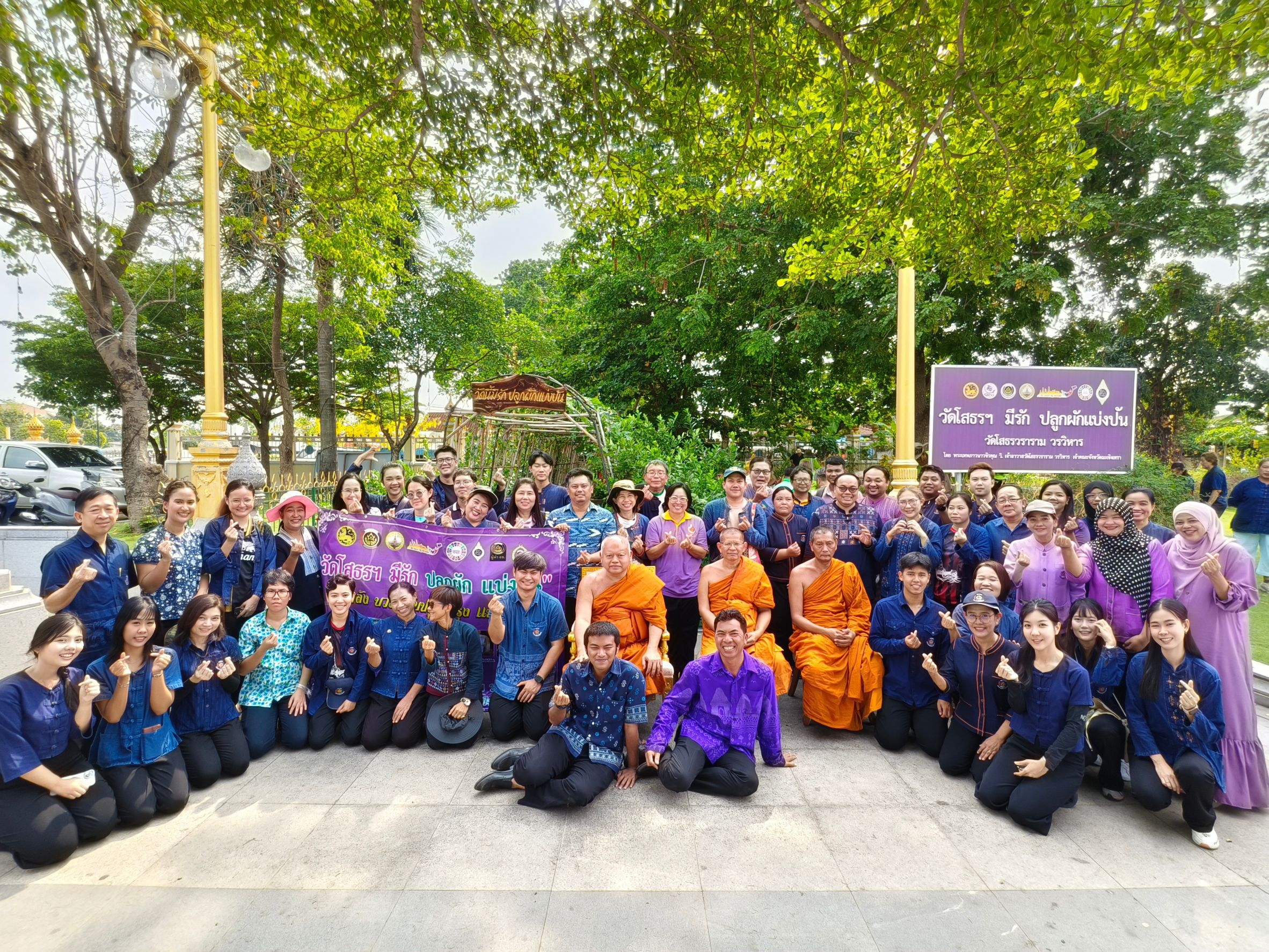 จังหวัดฉะเชิงเทราเดินหน้าส่งเสริมการพัฒนาชุมชนอย่างยั่งยืน ผ่านกิจกรรม “วัดโสธรฯ มีรัก ปลูกผักแบ่งปัน” ซึ่งจัดขึ้นเมื่อวันที่ 4 เมษายน 2568 ณ แปลงผัก วัดโสธรวราราม วรวิหาร โดยมีเป้าหมายเพื่อสร้างแหล่งอาหารชุมชน และส่งเสริมการพึ่งพาตนเองตามหลักเศรษฐกิจพอเพียง