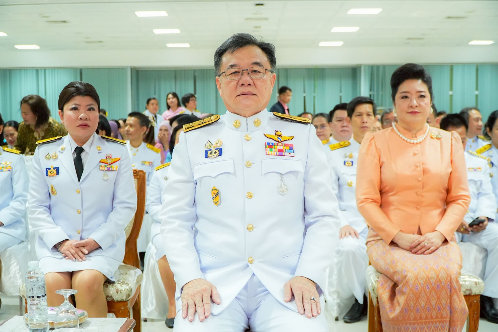 จังหวัดฉะเชิงเทราจัดพิธีมอบแบบลายผ้าพระราชทาน “ผ้าลายสิริราชพัสตราภรณ์“