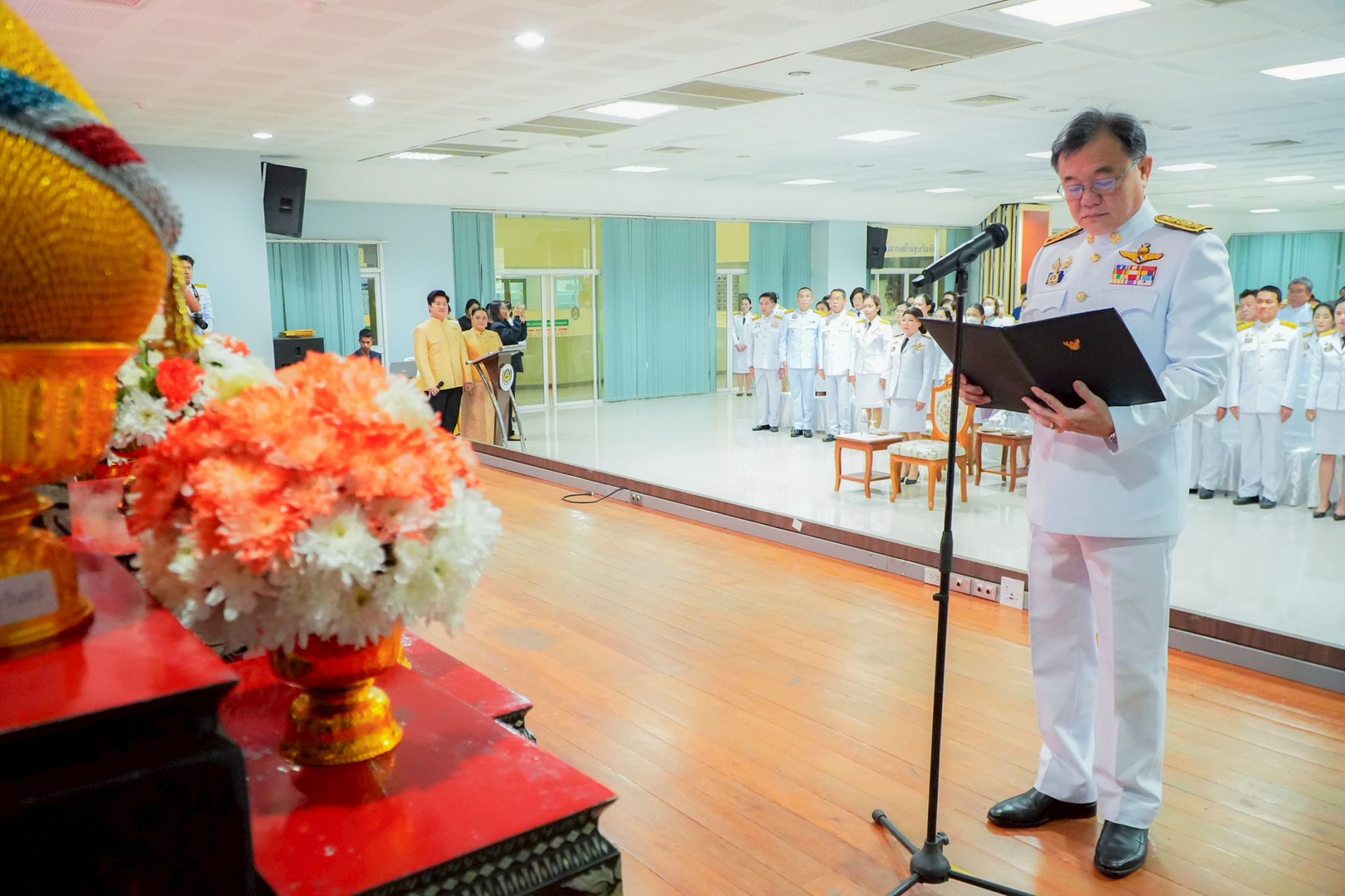จังหวัดฉะเชิงเทราจัดพิธีมอบแบบลายผ้าพระราชทาน “ผ้าลายสิริราชพัสตราภรณ์“