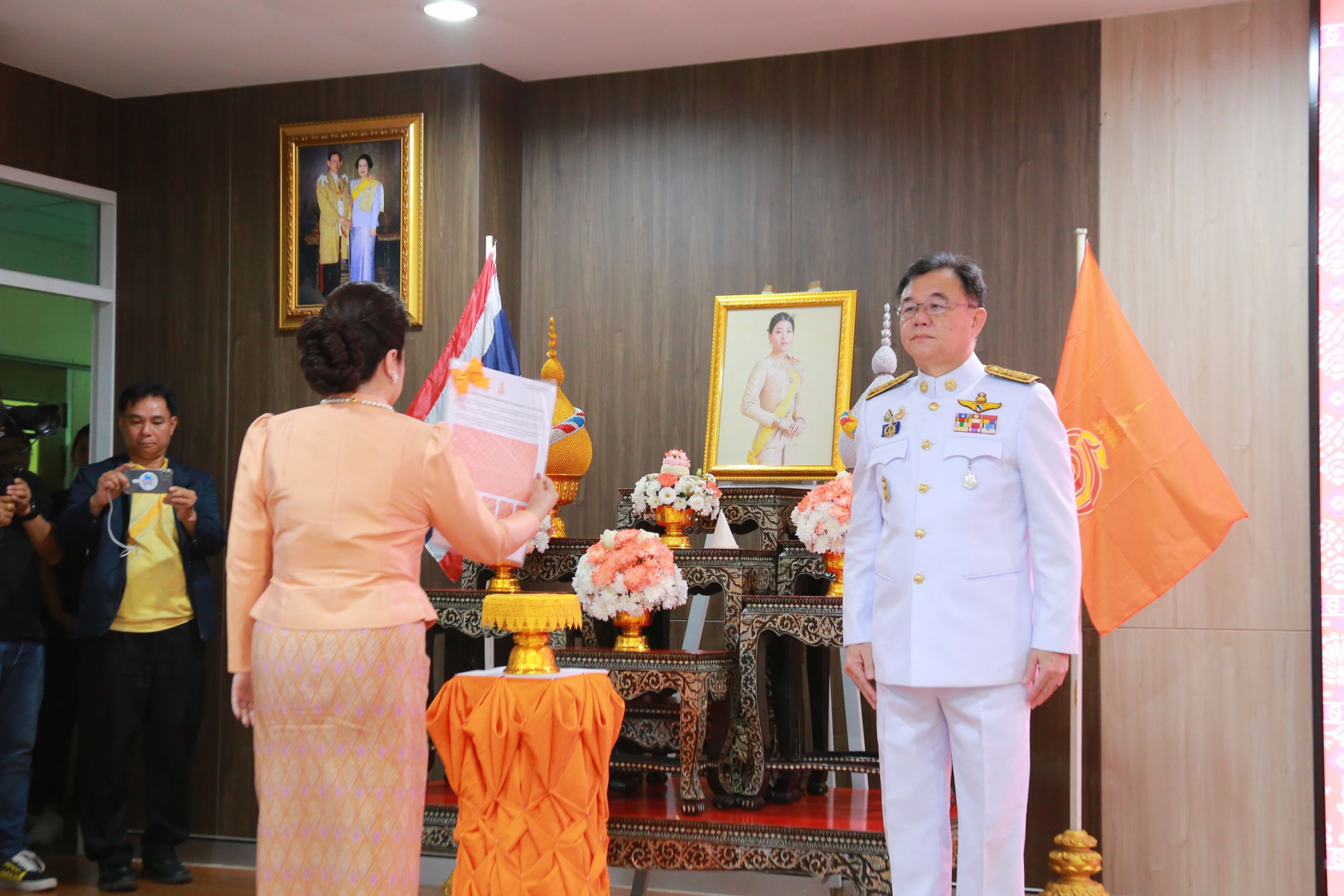 จังหวัดฉะเชิงเทราจัดพิธีมอบแบบลายผ้าพระราชทาน “ผ้าลายสิริราชพัสตราภรณ์“
