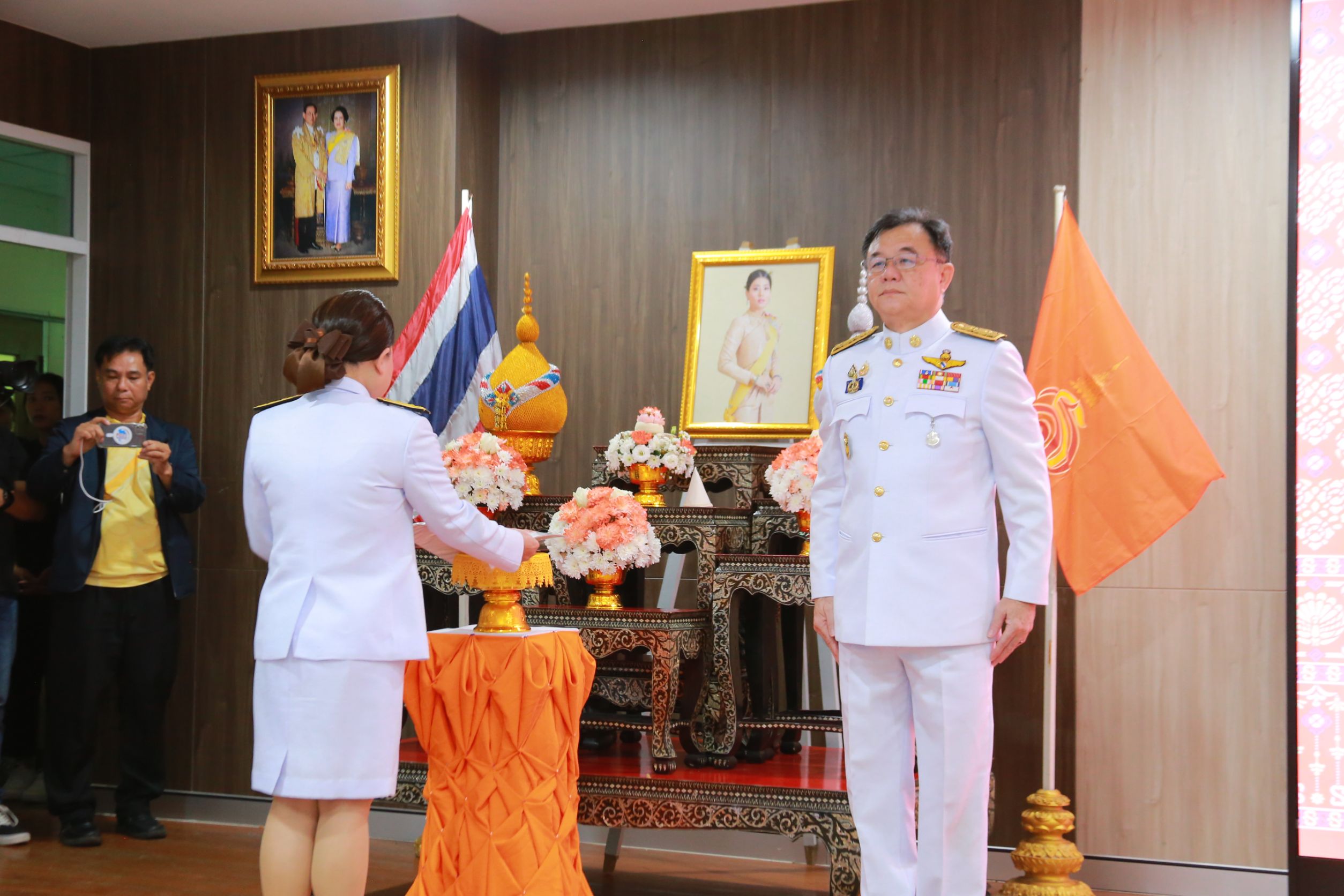 จังหวัดฉะเชิงเทราจัดพิธีมอบแบบลายผ้าพระราชทาน “ผ้าลายสิริราชพัสตราภรณ์“