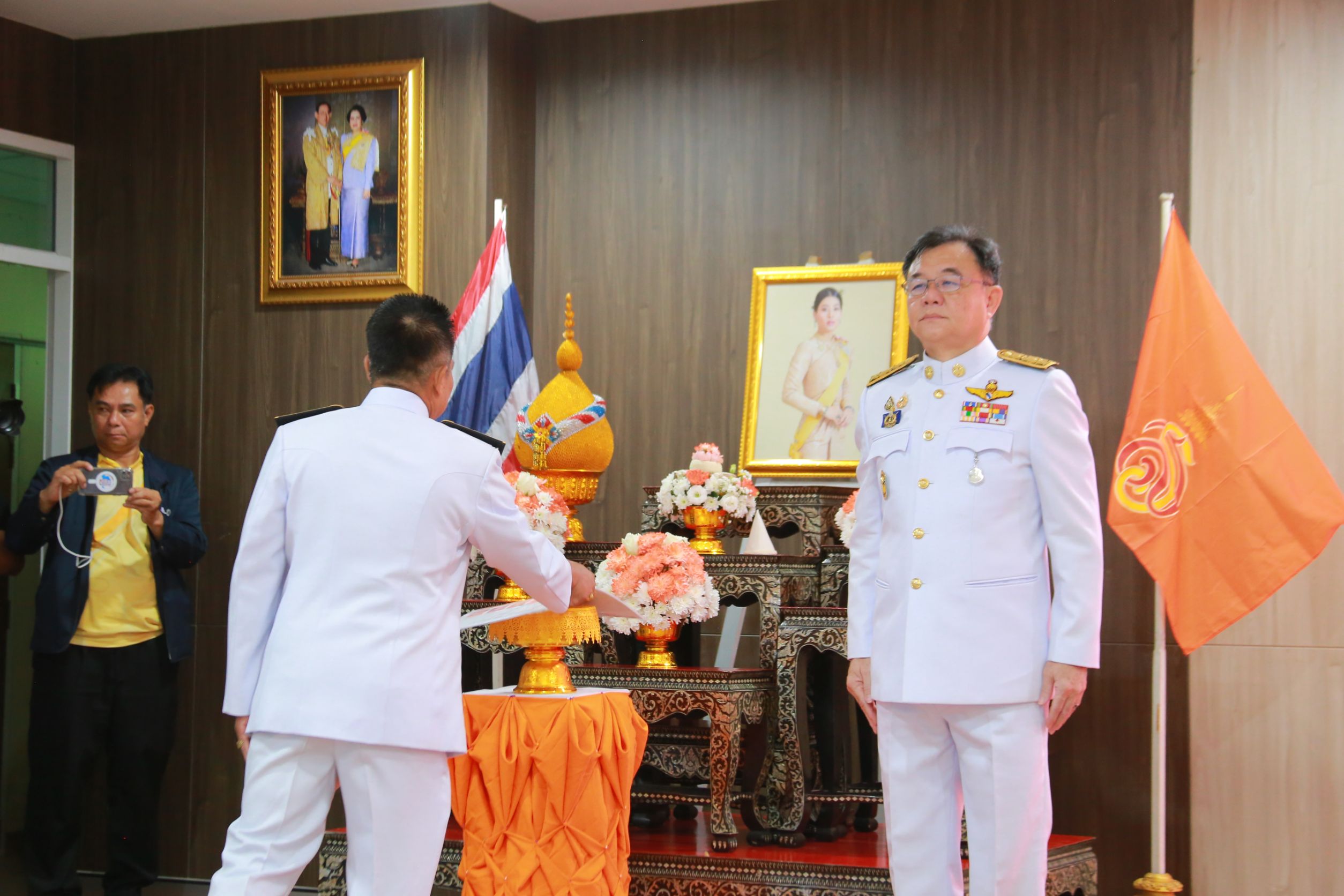 จังหวัดฉะเชิงเทราจัดพิธีมอบแบบลายผ้าพระราชทาน “ผ้าลายสิริราชพัสตราภรณ์“