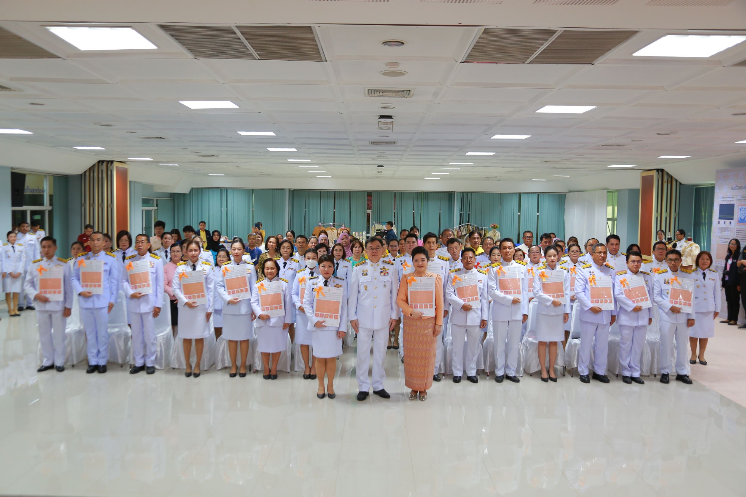 จังหวัดฉะเชิงเทราจัดพิธีมอบแบบลายผ้าพระราชทาน “ผ้าลายสิริราชพัสตราภรณ์“