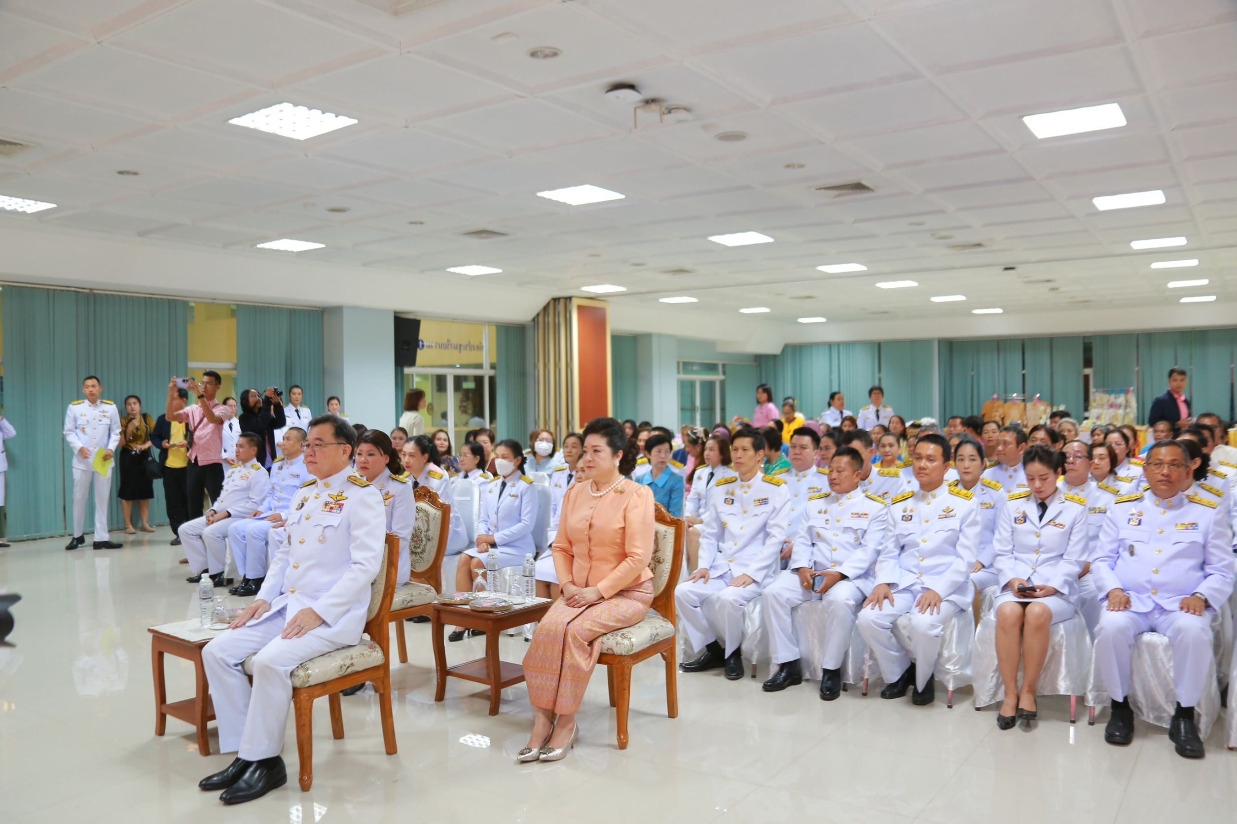 จังหวัดฉะเชิงเทราจัดพิธีมอบแบบลายผ้าพระราชทาน “ผ้าลายสิริราชพัสตราภรณ์“
