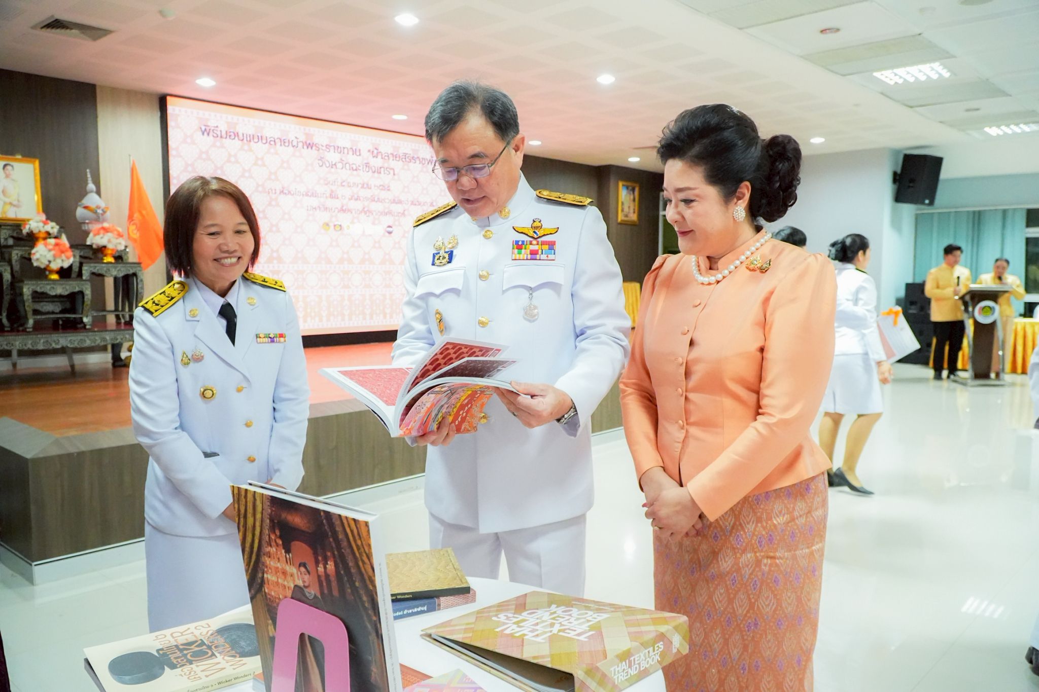 จังหวัดฉะเชิงเทราจัดพิธีมอบแบบลายผ้าพระราชทาน “ผ้าลายสิริราชพัสตราภรณ์“