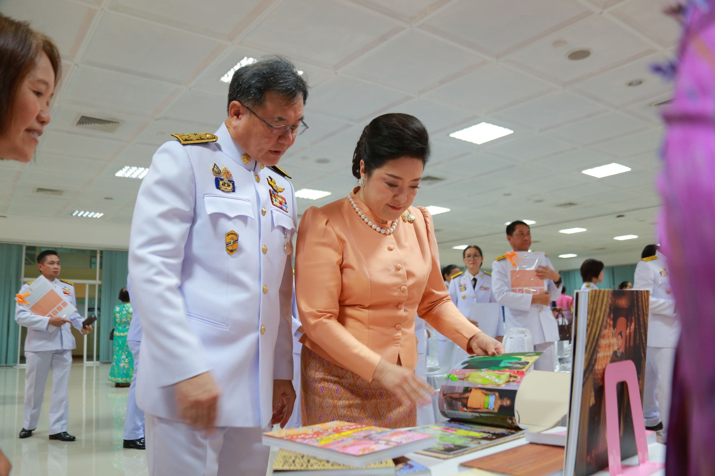 จังหวัดฉะเชิงเทราจัดพิธีมอบแบบลายผ้าพระราชทาน “ผ้าลายสิริราชพัสตราภรณ์“