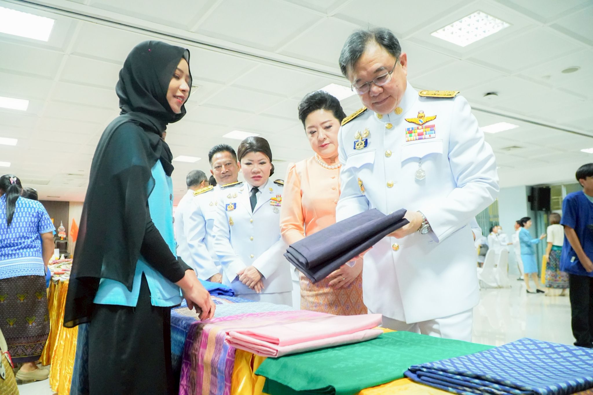 จังหวัดฉะเชิงเทราจัดพิธีมอบแบบลายผ้าพระราชทาน “ผ้าลายสิริราชพัสตราภรณ์“