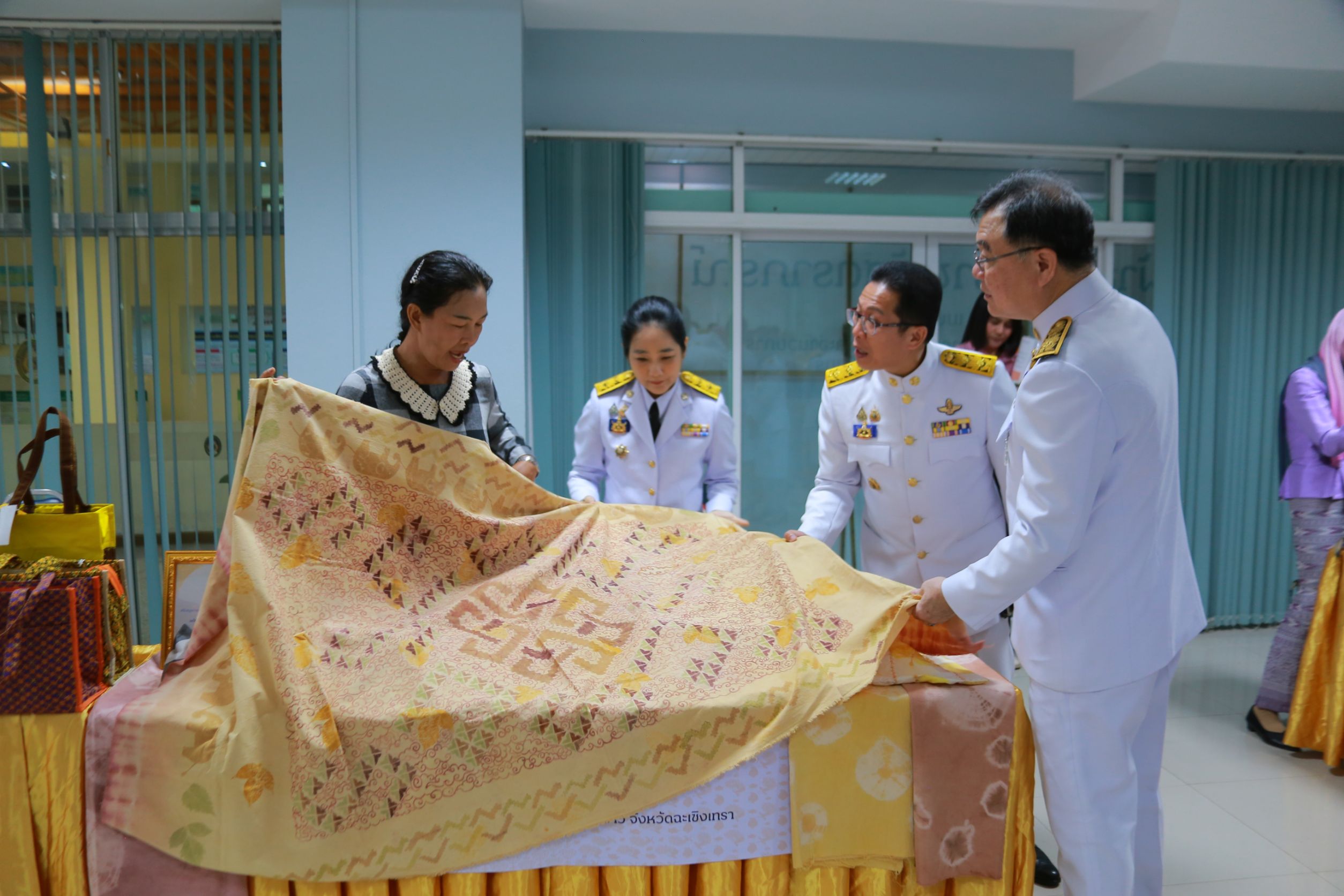 จังหวัดฉะเชิงเทราจัดพิธีมอบแบบลายผ้าพระราชทาน “ผ้าลายสิริราชพัสตราภรณ์“