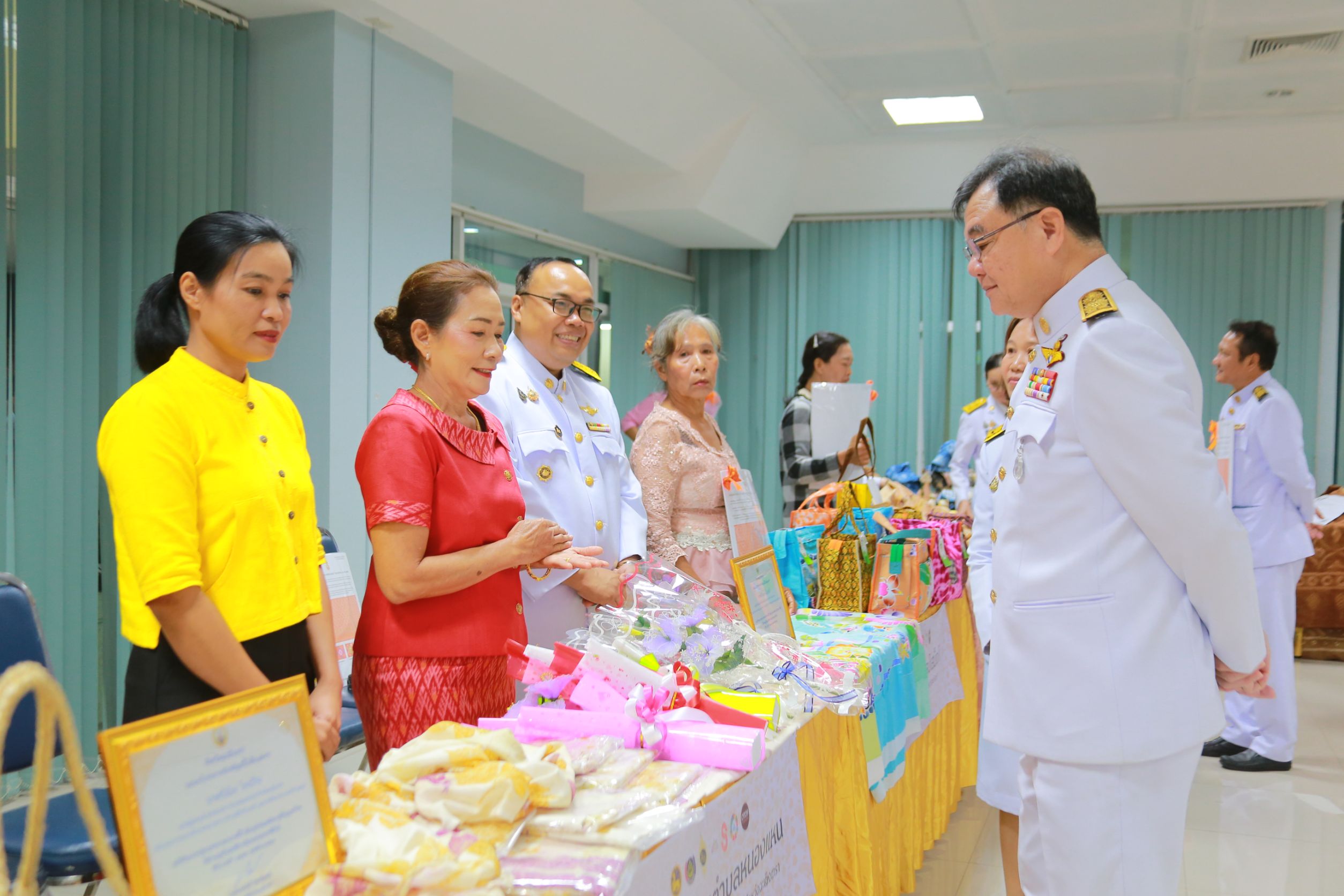 จังหวัดฉะเชิงเทราจัดพิธีมอบแบบลายผ้าพระราชทาน “ผ้าลายสิริราชพัสตราภรณ์“