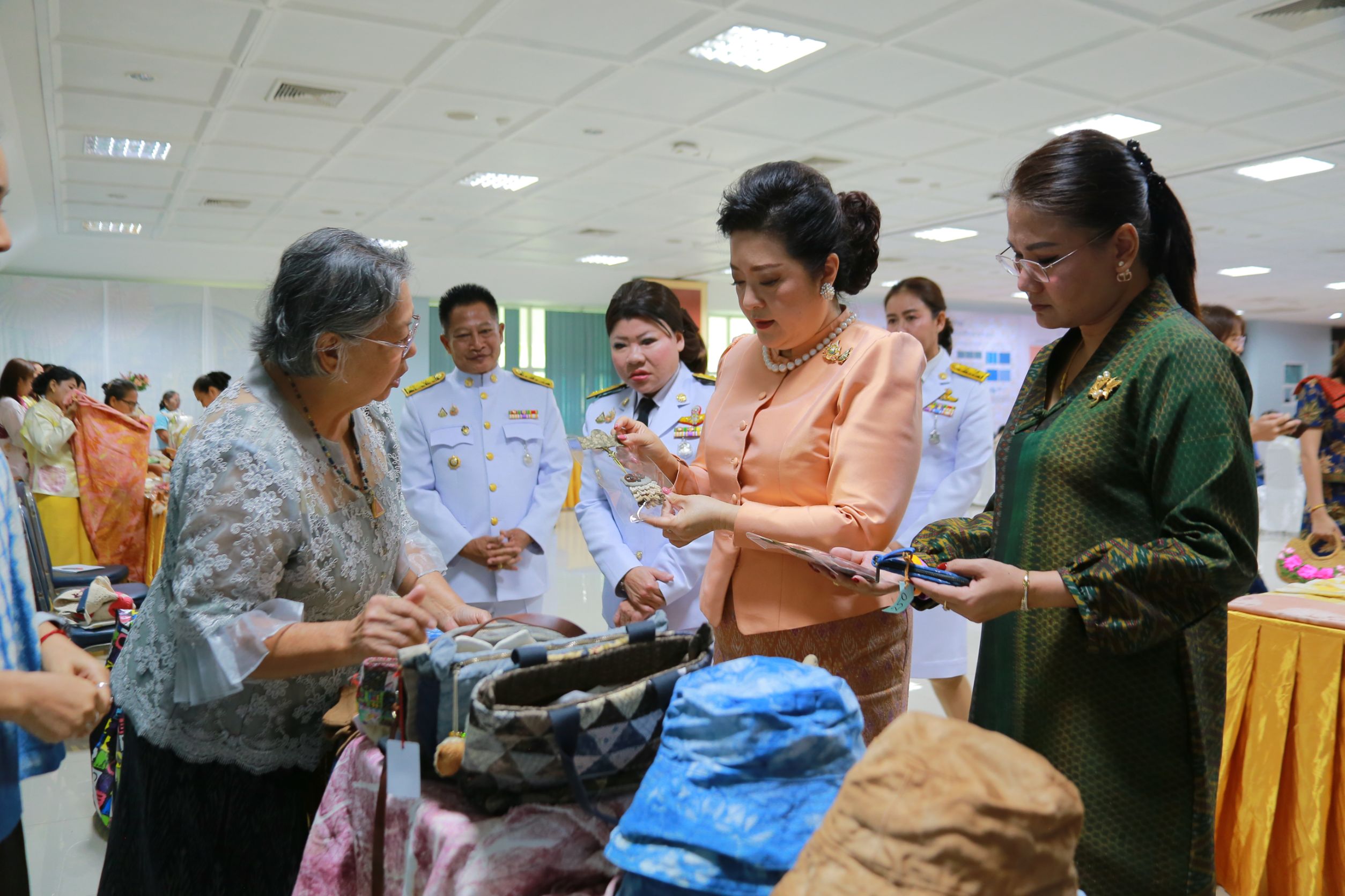 จังหวัดฉะเชิงเทราจัดพิธีมอบแบบลายผ้าพระราชทาน “ผ้าลายสิริราชพัสตราภรณ์“