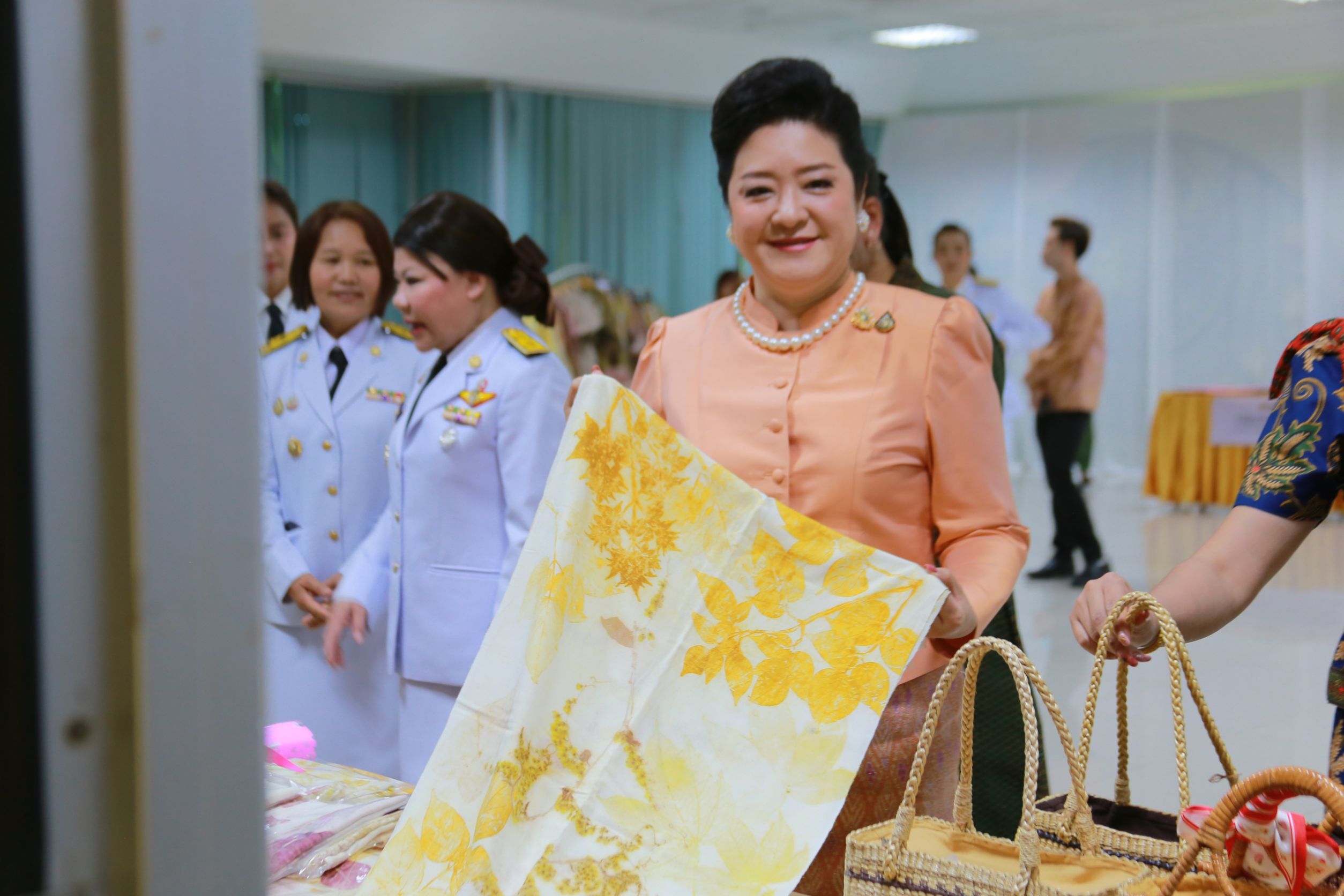 จังหวัดฉะเชิงเทราจัดพิธีมอบแบบลายผ้าพระราชทาน “ผ้าลายสิริราชพัสตราภรณ์“