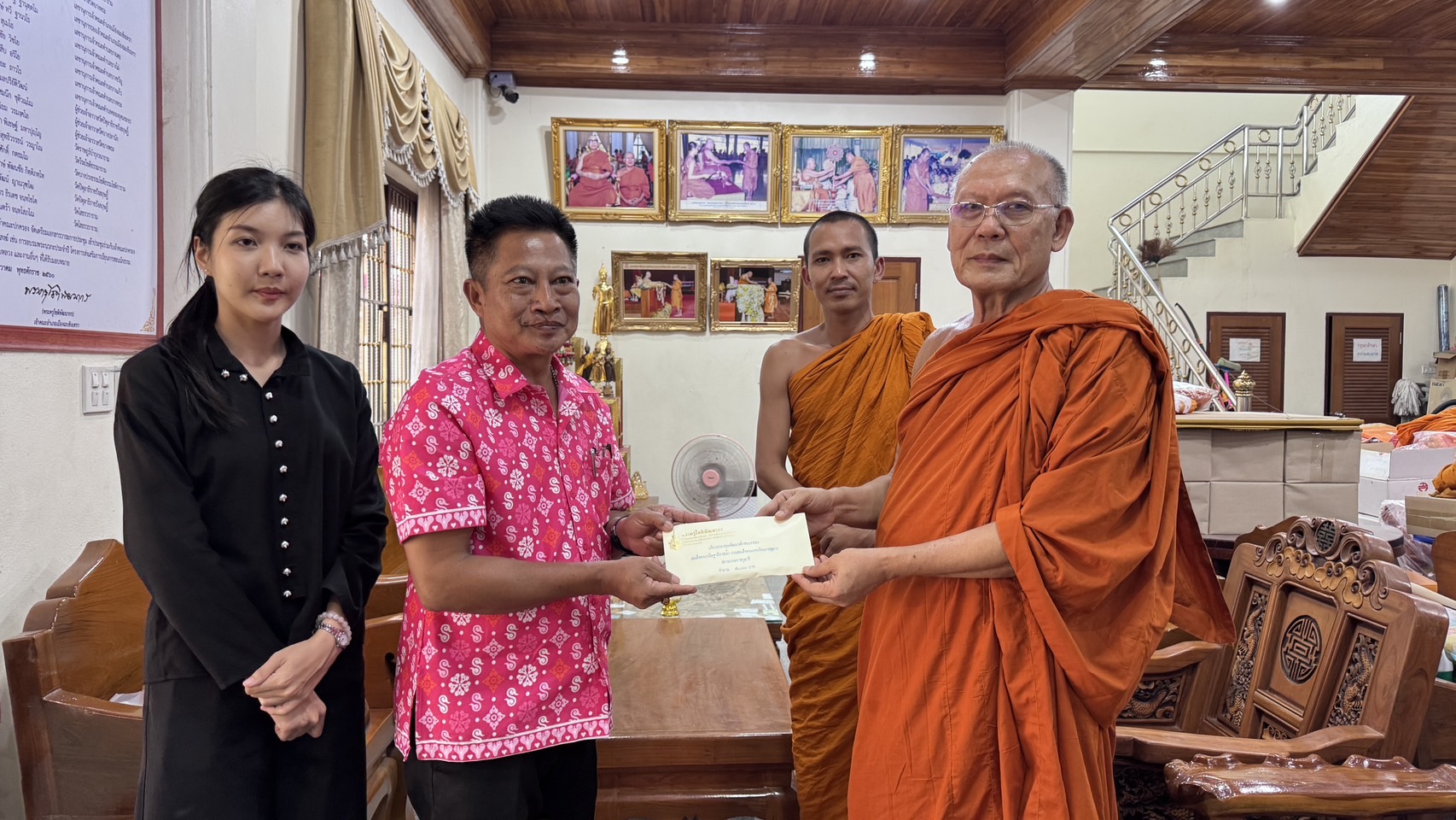 พช.แปดริ้ว รับมอบเงินจากเจ้าคณะอำเภอเมืองฯ สมทบกองทุนพัฒนาเด็กชนบทฯ ปี ๖๘