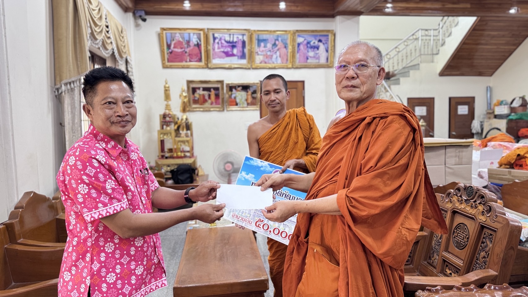 พช.แปดริ้ว รับมอบเงินจากเจ้าคณะอำเภอเมืองฯ สมทบกองทุนพัฒนาเด็กชนบทฯ ปี ๖๘