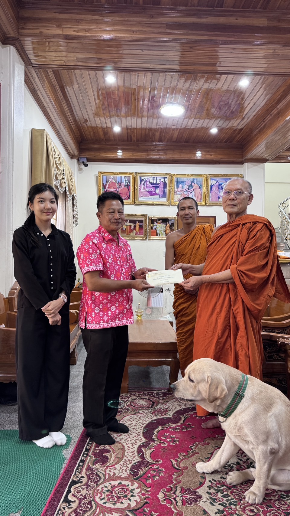 พช.แปดริ้ว รับมอบเงินจากเจ้าคณะอำเภอเมืองฯ สมทบกองทุนพัฒนาเด็กชนบทฯ ปี ๖๘