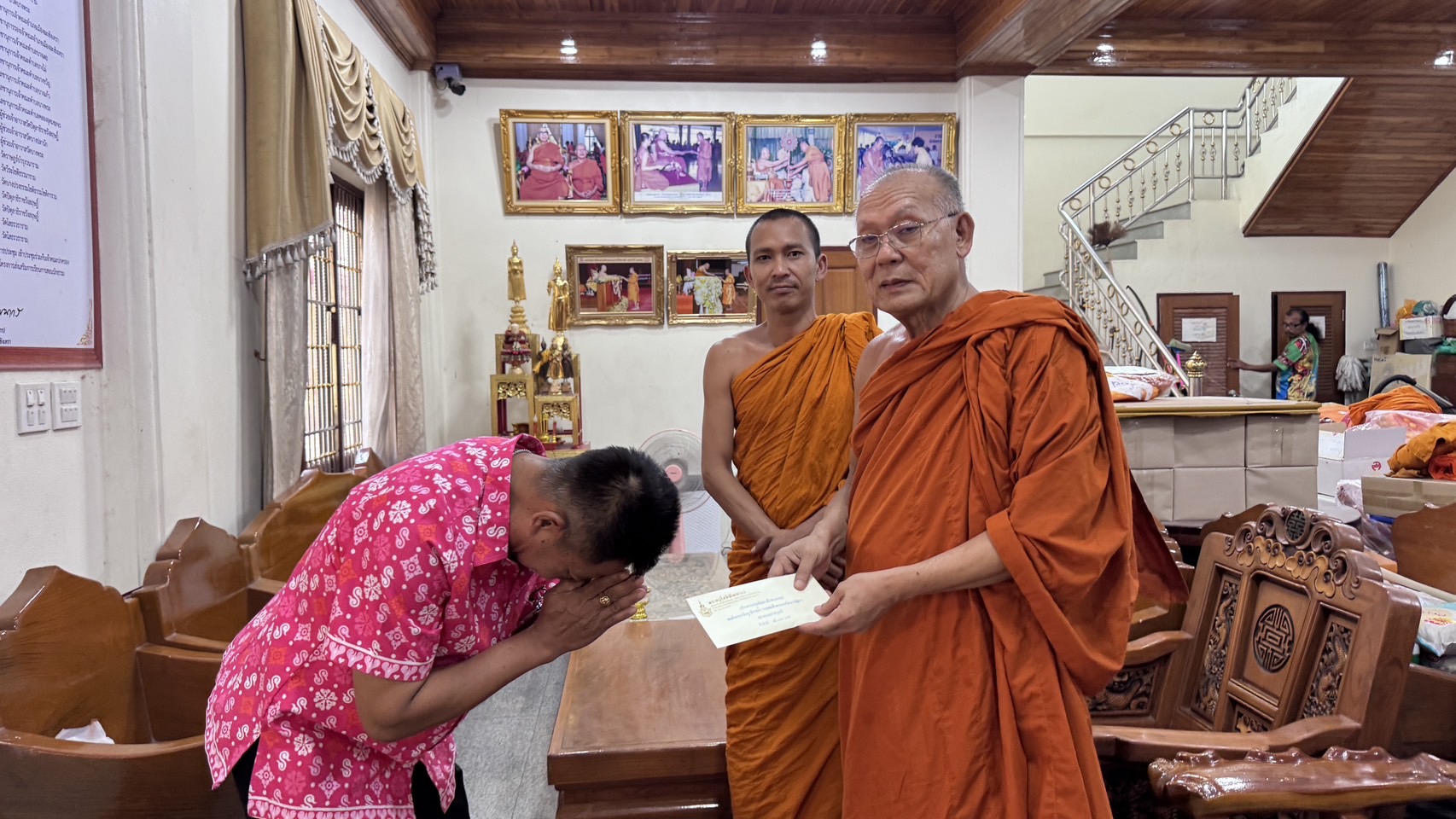 พช.แปดริ้ว รับมอบเงินจากเจ้าคณะอำเภอเมืองฯ สมทบกองทุนพัฒนาเด็กชนบทฯ ปี ๖๘