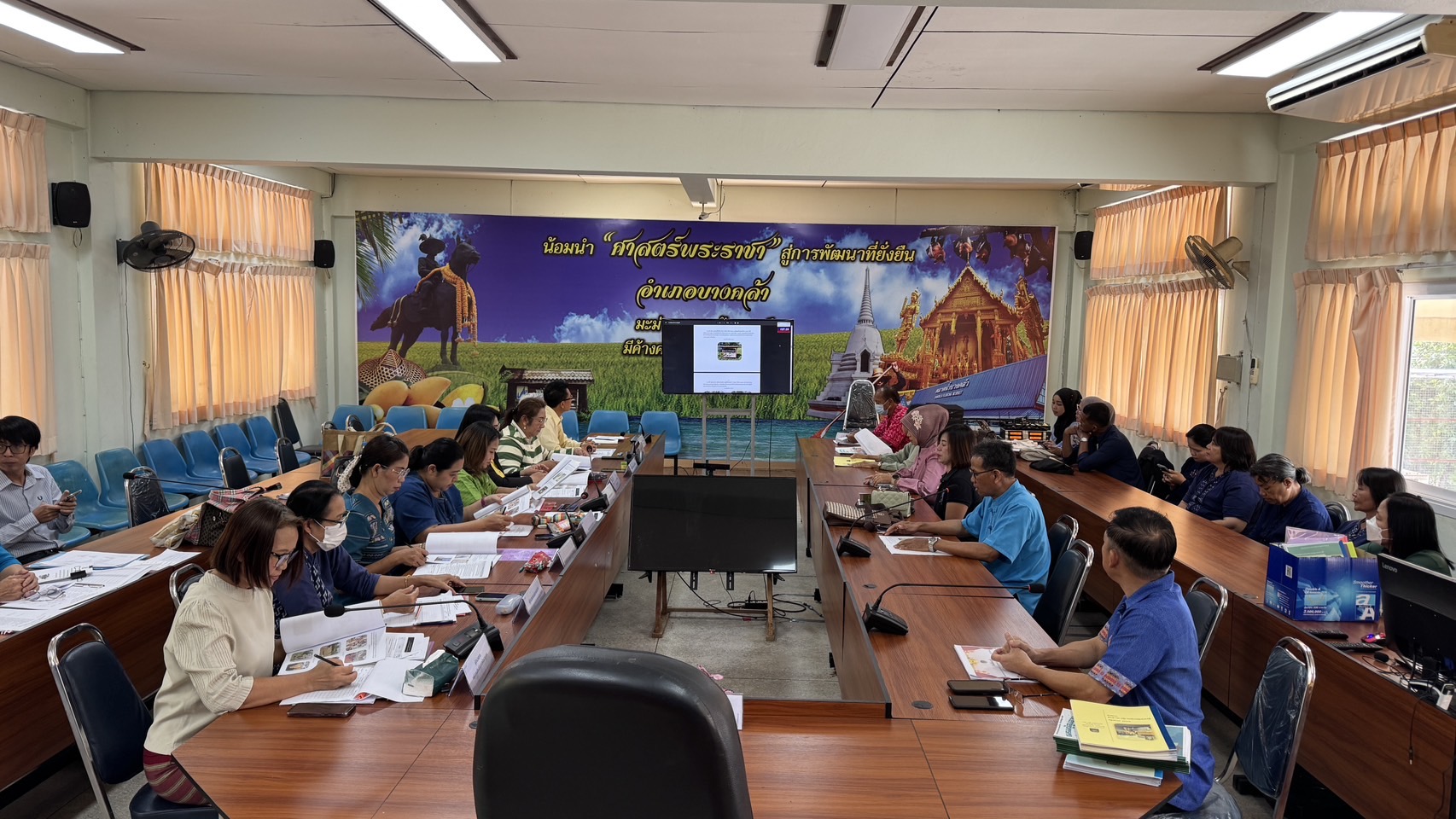 พช.ฉะเชิงเทรา เดินหน้าคัดสรรกิจกรรมพัฒนาชุมชนและคนกองทุนพัฒนาบทบาทสตรีดีเด่น ปี ๖๘ (วันที่สอง)