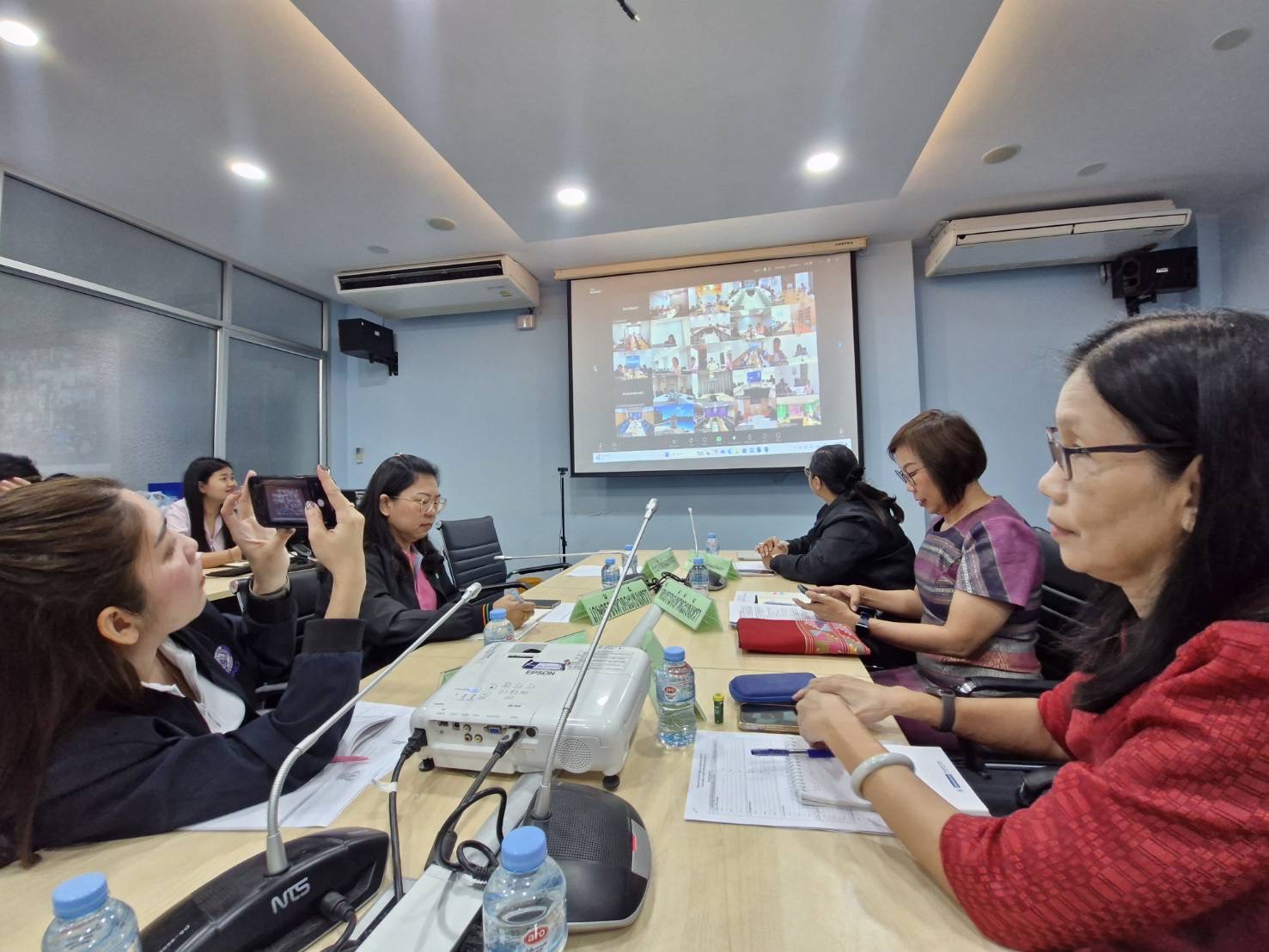 ร่วมรับฟังการประชุมชี้แจงแนวทางการขับเคลื่อนการท่องเที่ยวชุมชนที่มุ่งเน้นการพัฒนาอัตลักษณ์ของจังหวัด/ชุมชน ผ่านระบบ Zoom Meeting