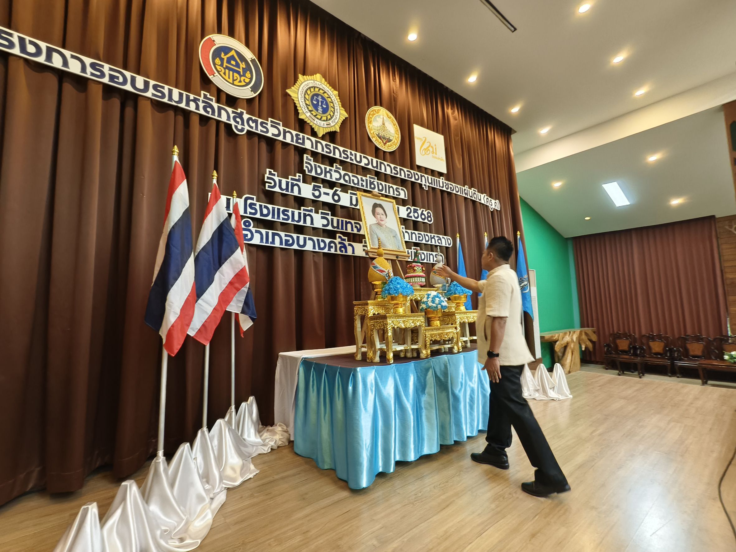 📰 พช.แปดริ้ว ร่วมกับเครือข่ายกองทุนแม่ของแผ่นดินจังหวัดฉะเชิงเทรา อบรมวิทยากรกระบวนการกองทุนแม่ของแผ่นดิน (ครู ค) วันแรก เสริมพลังชุมชนต้านภัยยาเสพติด 💪🇹🇭