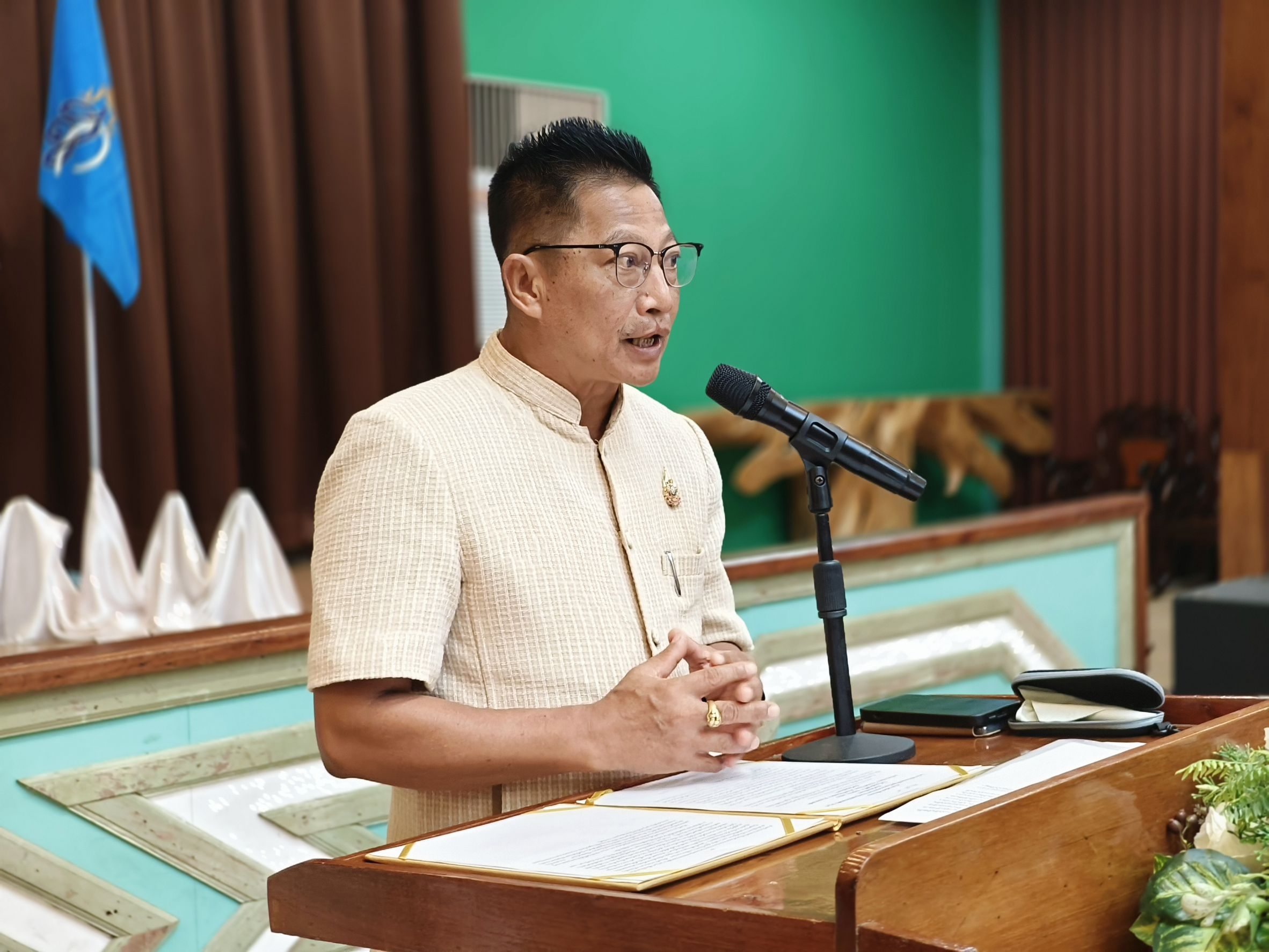 📰 พช.แปดริ้ว ร่วมกับเครือข่ายกองทุนแม่ของแผ่นดินจังหวัดฉะเชิงเทรา อบรมวิทยากรกระบวนการกองทุนแม่ของแผ่นดิน (ครู ค) วันแรก เสริมพลังชุมชนต้านภัยยาเสพติด 💪🇹🇭