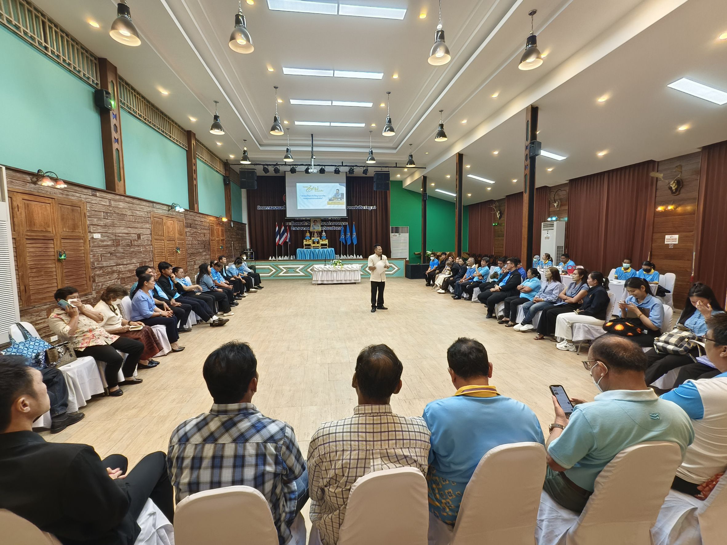 📰 พช.แปดริ้ว ร่วมกับเครือข่ายกองทุนแม่ของแผ่นดินจังหวัดฉะเชิงเทรา อบรมวิทยากรกระบวนการกองทุนแม่ของแผ่นดิน (ครู ค) วันแรก เสริมพลังชุมชนต้านภัยยาเสพติด 💪🇹🇭