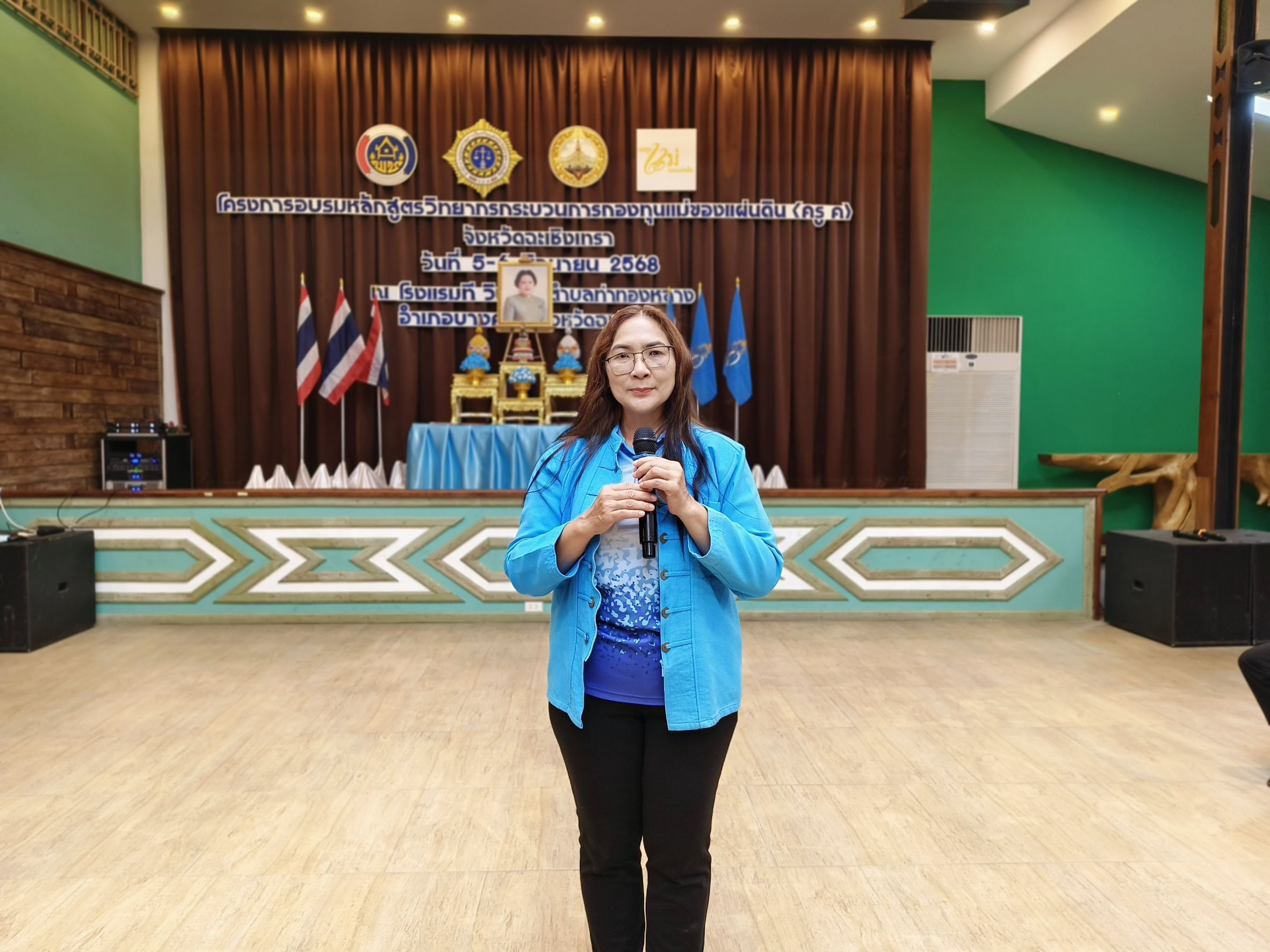 📰 พช.แปดริ้ว ร่วมกับเครือข่ายกองทุนแม่ของแผ่นดินจังหวัดฉะเชิงเทรา อบรมวิทยากรกระบวนการกองทุนแม่ของแผ่นดิน (ครู ค) วันแรก เสริมพลังชุมชนต้านภัยยาเสพติด 💪🇹🇭