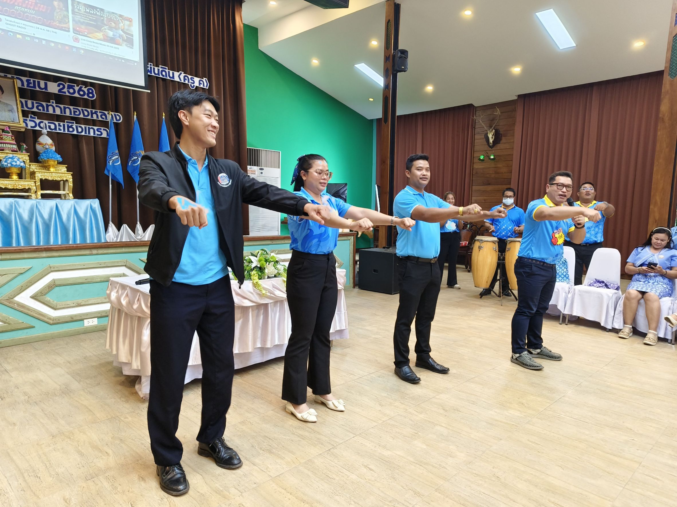 📰 พช.แปดริ้ว ร่วมกับเครือข่ายกองทุนแม่ของแผ่นดินจังหวัดฉะเชิงเทรา อบรมวิทยากรกระบวนการกองทุนแม่ของแผ่นดิน (ครู ค) วันแรก เสริมพลังชุมชนต้านภัยยาเสพติด 💪🇹🇭