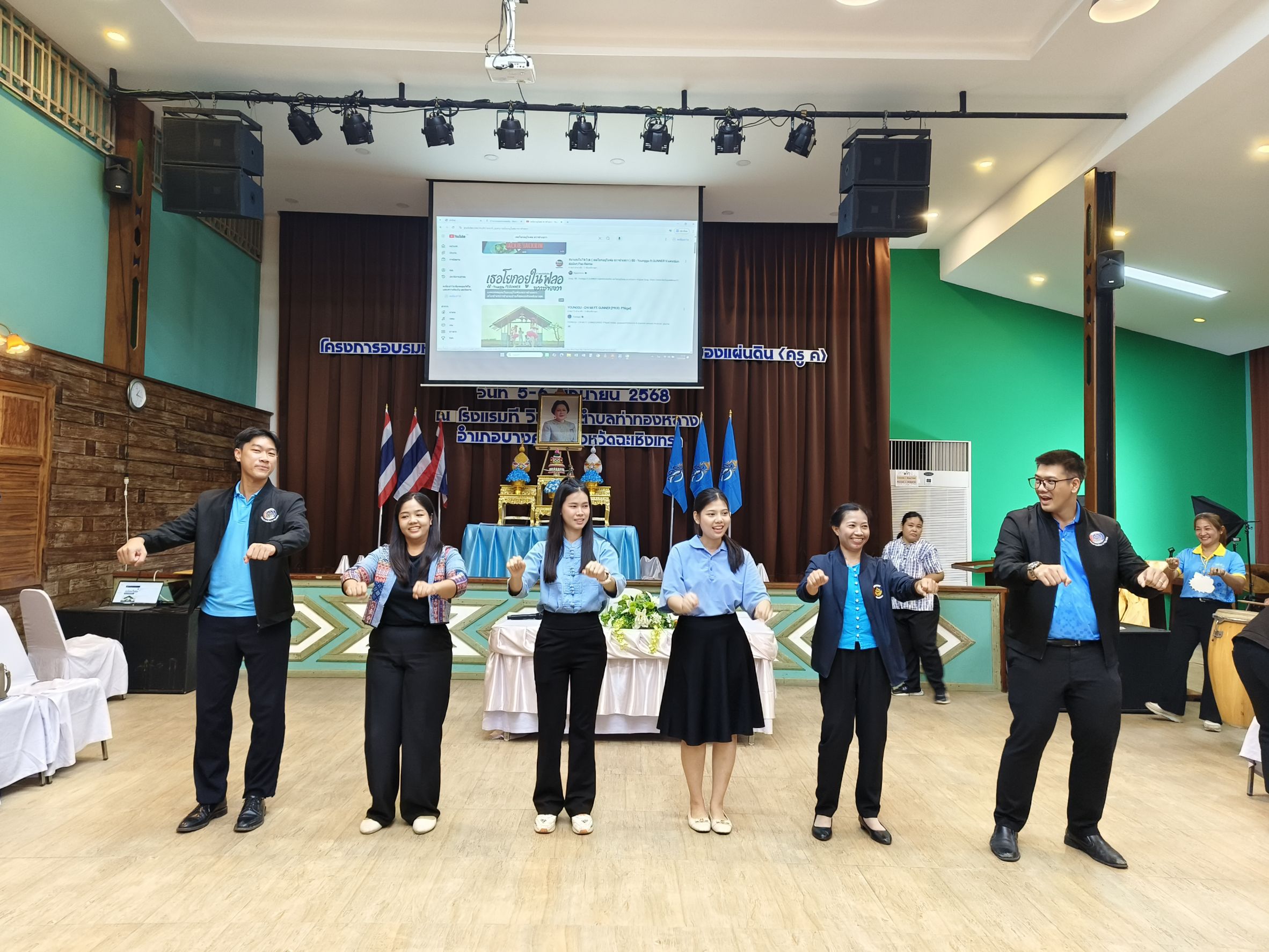 📰 พช.แปดริ้ว ร่วมกับเครือข่ายกองทุนแม่ของแผ่นดินจังหวัดฉะเชิงเทรา อบรมวิทยากรกระบวนการกองทุนแม่ของแผ่นดิน (ครู ค) วันแรก เสริมพลังชุมชนต้านภัยยาเสพติด 💪🇹🇭