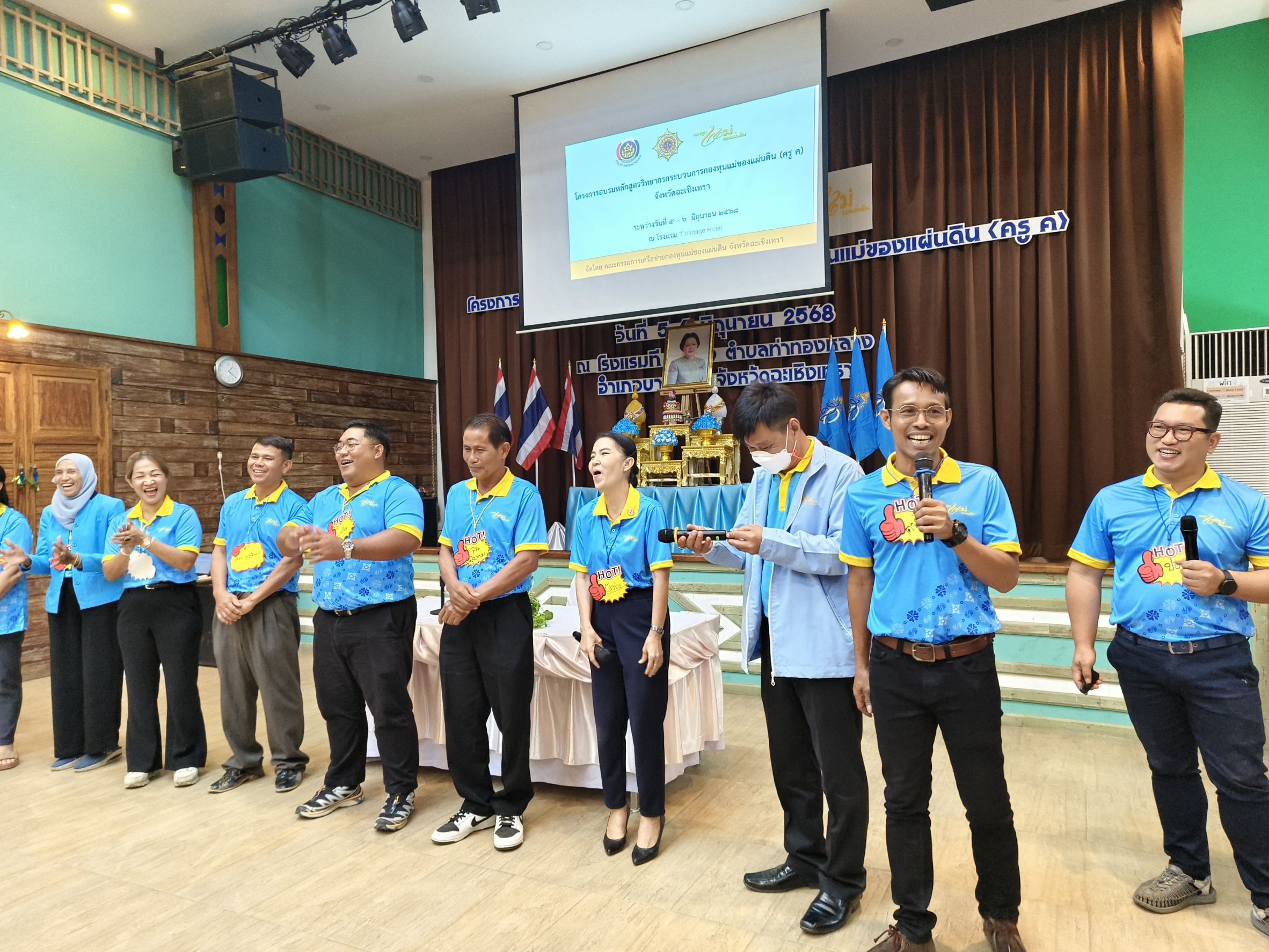 📰 พช.แปดริ้ว ร่วมกับเครือข่ายกองทุนแม่ของแผ่นดินจังหวัดฉะเชิงเทรา อบรมวิทยากรกระบวนการกองทุนแม่ของแผ่นดิน (ครู ค) วันแรก เสริมพลังชุมชนต้านภัยยาเสพติด 💪🇹🇭