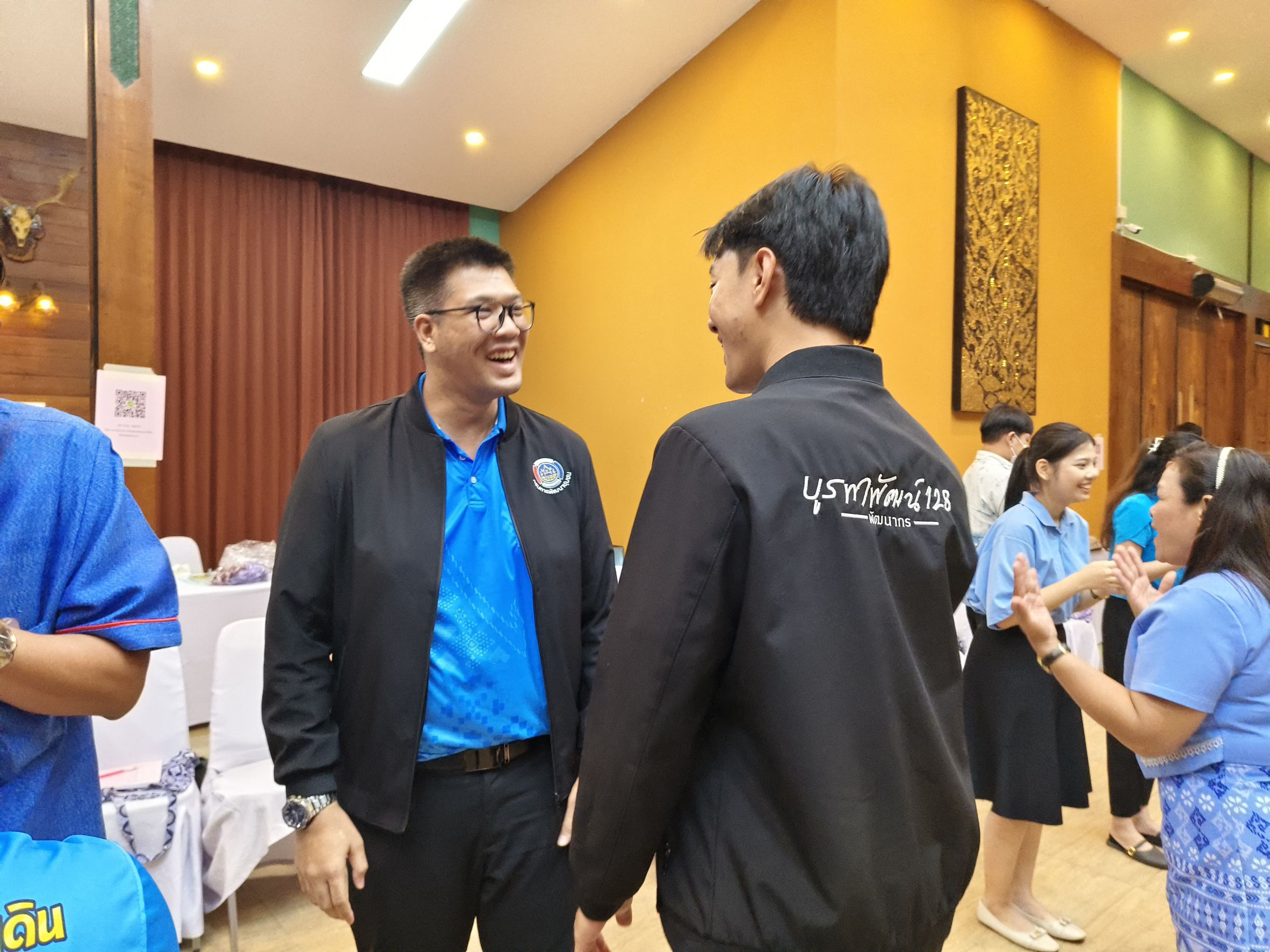 📰 พช.แปดริ้ว ร่วมกับเครือข่ายกองทุนแม่ของแผ่นดินจังหวัดฉะเชิงเทรา อบรมวิทยากรกระบวนการกองทุนแม่ของแผ่นดิน (ครู ค) วันแรก เสริมพลังชุมชนต้านภัยยาเสพติด 💪🇹🇭