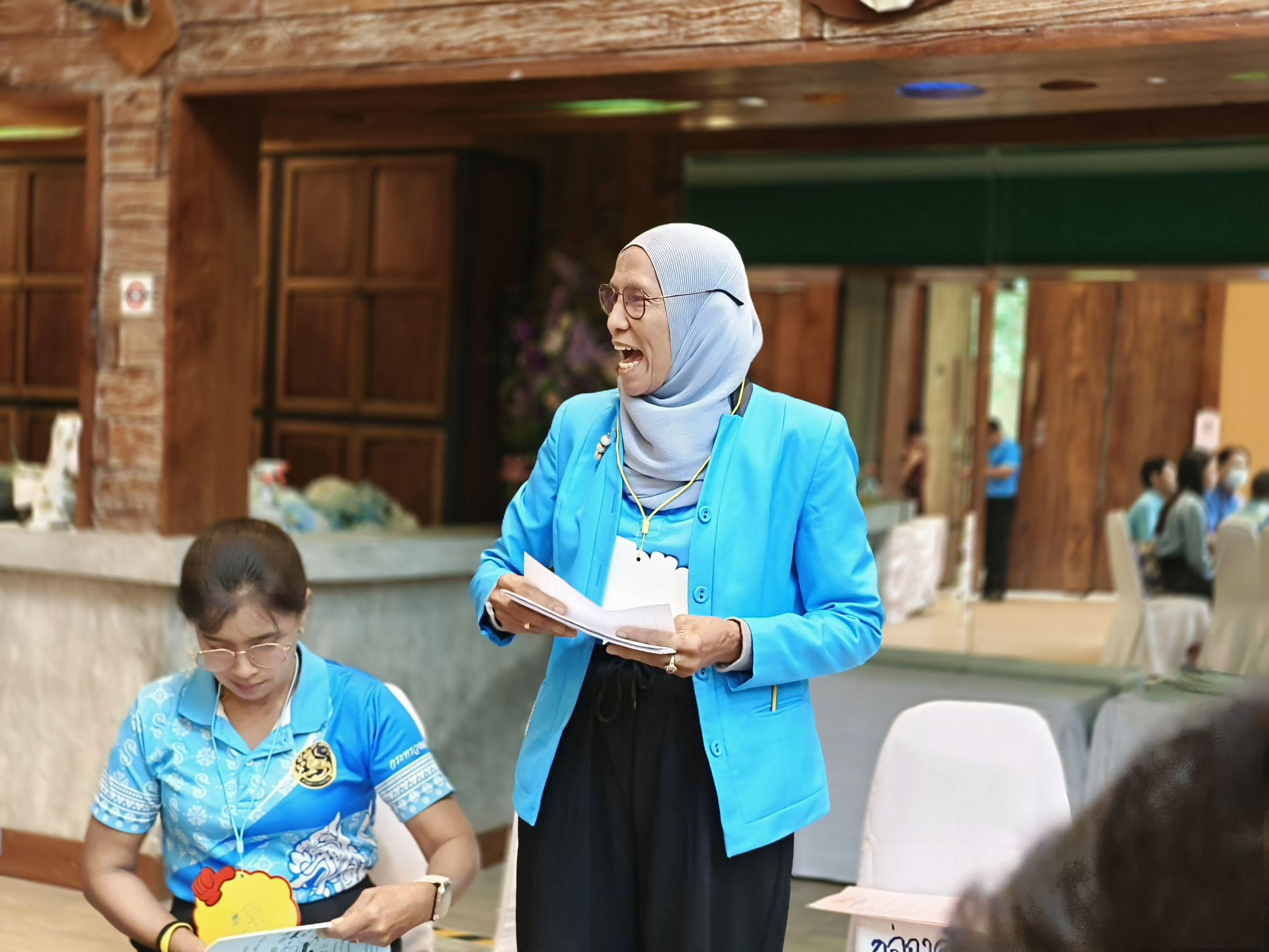 📰 พช.แปดริ้ว ร่วมกับเครือข่ายกองทุนแม่ของแผ่นดินจังหวัดฉะเชิงเทรา อบรมวิทยากรกระบวนการกองทุนแม่ของแผ่นดิน (ครู ค) วันแรก เสริมพลังชุมชนต้านภัยยาเสพติด 💪🇹🇭