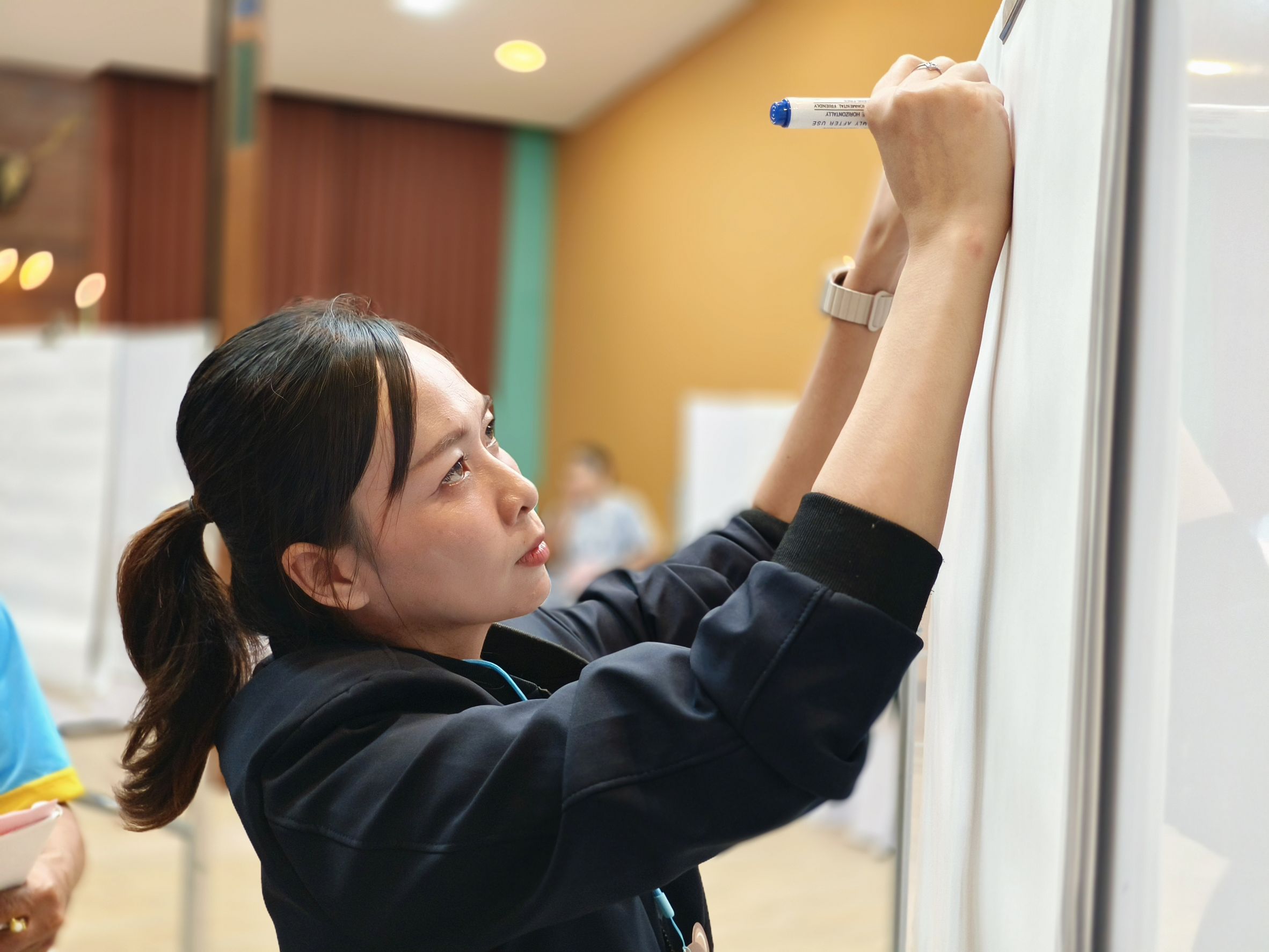 📰 พช.แปดริ้ว ร่วมกับเครือข่ายกองทุนแม่ของแผ่นดินจังหวัดฉะเชิงเทรา อบรมวิทยากรกระบวนการกองทุนแม่ของแผ่นดิน (ครู ค) วันแรก เสริมพลังชุมชนต้านภัยยาเสพติด 💪🇹🇭