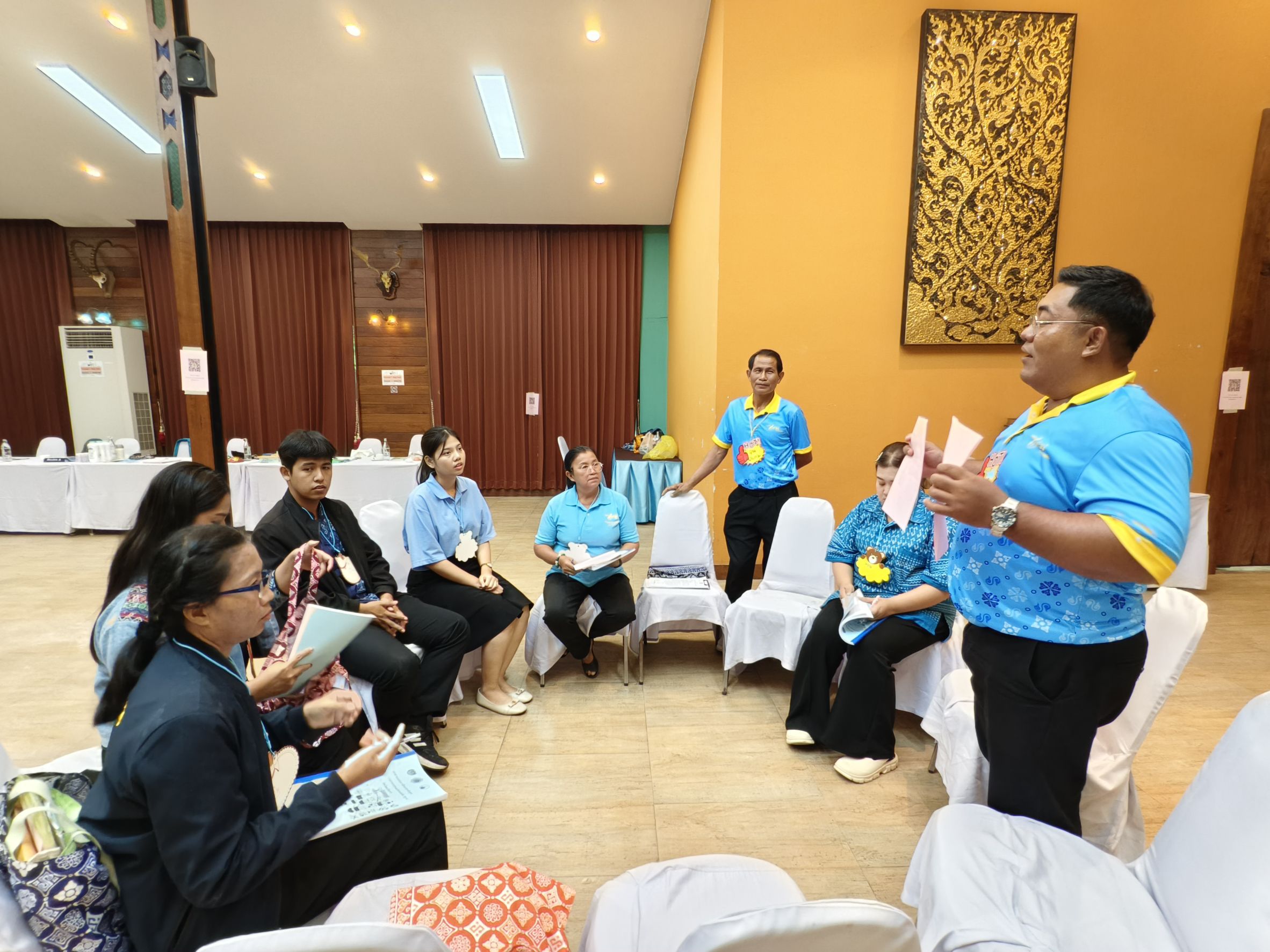 📰 พช.แปดริ้ว ร่วมกับเครือข่ายกองทุนแม่ของแผ่นดินจังหวัดฉะเชิงเทรา อบรมวิทยากรกระบวนการกองทุนแม่ของแผ่นดิน (ครู ค) วันแรก เสริมพลังชุมชนต้านภัยยาเสพติด 💪🇹🇭