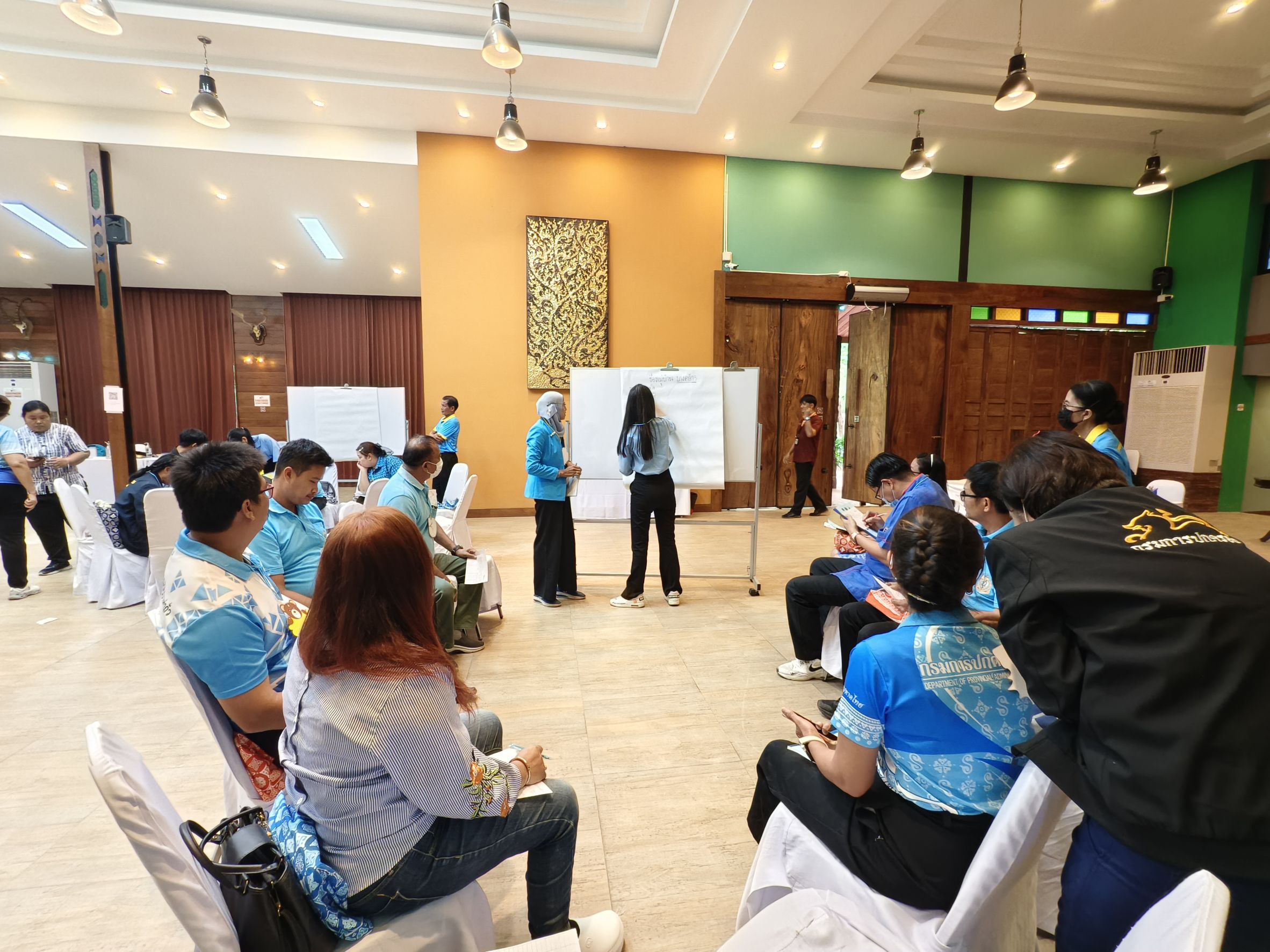 📰 พช.แปดริ้ว ร่วมกับเครือข่ายกองทุนแม่ของแผ่นดินจังหวัดฉะเชิงเทรา อบรมวิทยากรกระบวนการกองทุนแม่ของแผ่นดิน (ครู ค) วันแรก เสริมพลังชุมชนต้านภัยยาเสพติด 💪🇹🇭