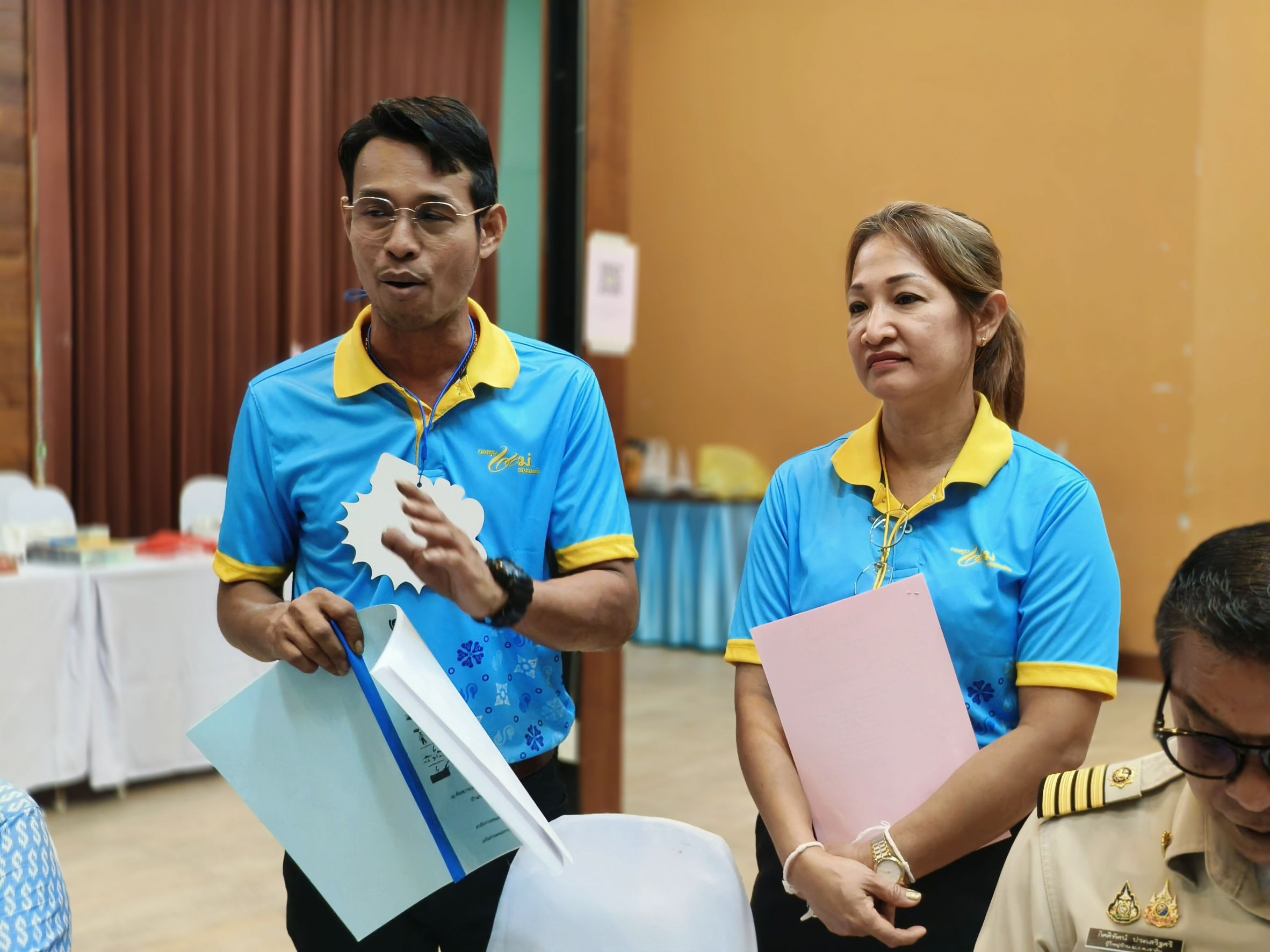 📰 พช.แปดริ้ว ร่วมกับเครือข่ายกองทุนแม่ของแผ่นดินจังหวัดฉะเชิงเทรา อบรมวิทยากรกระบวนการกองทุนแม่ของแผ่นดิน (ครู ค) วันแรก เสริมพลังชุมชนต้านภัยยาเสพติด 💪🇹🇭