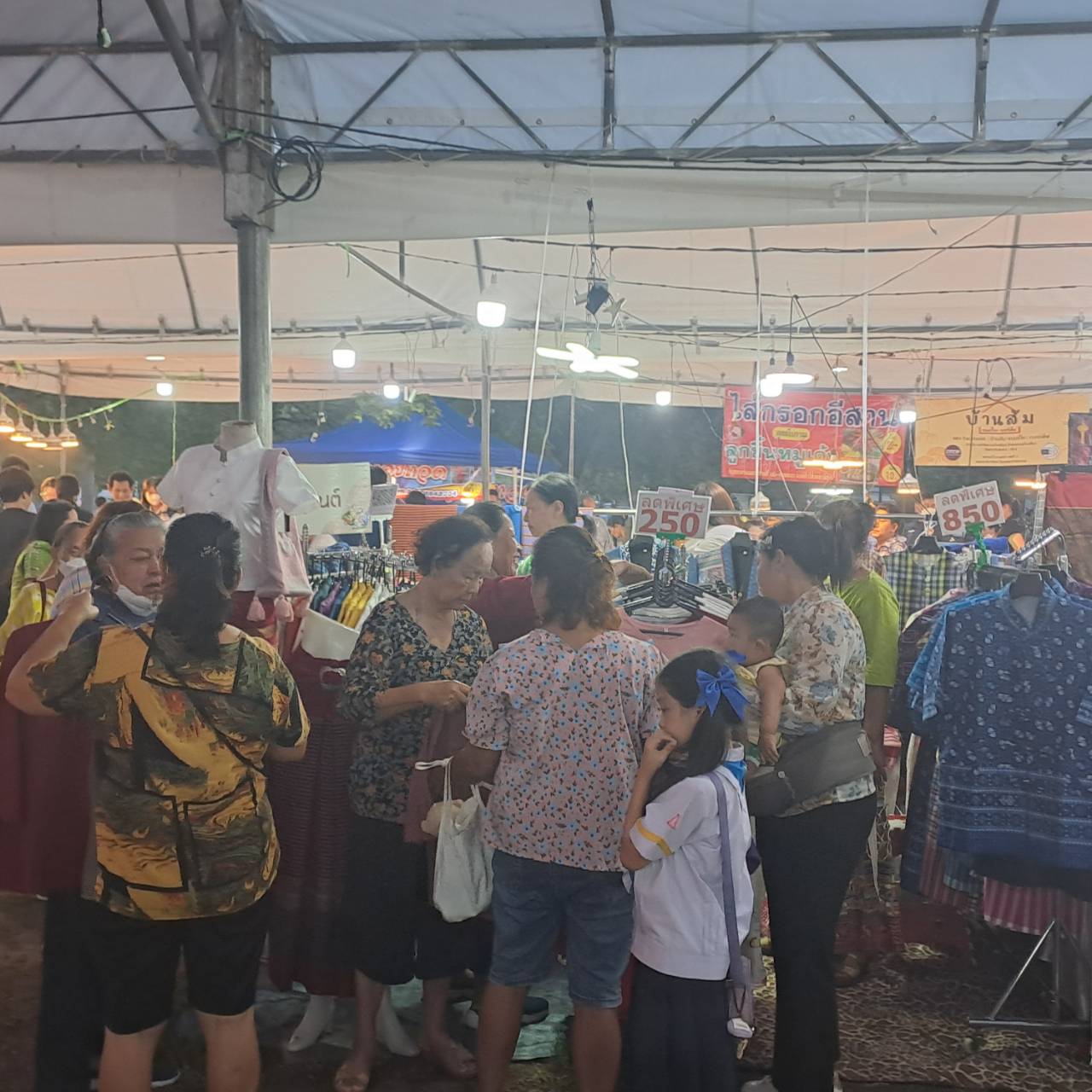 🛍️พช.ฉะเชิงเทรา เปิดกิจกรรมทดสอบตลาด “มหกรรมสินค้าชุมชน OTOP ของดี 8 ริ้ว” ตามโครงการส่งเสริมกระบวนการเครือข่ายองค์ความรู้  (Knowledge – Based OTOP : KBO) จังหวัด และโครงการพัฒนาผลิตภัณฑ์ OTOP กลุ่มปรับตัวสู่การพัฒนา (Quadrant D) ให้มีคุณภาพมาตรฐาน