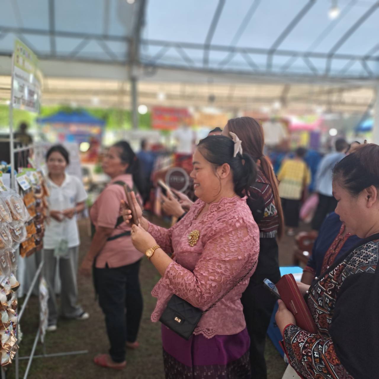 🛍️พช.ฉะเชิงเทรา เปิดกิจกรรมทดสอบตลาด “มหกรรมสินค้าชุมชน OTOP ของดี 8 ริ้ว” ตามโครงการส่งเสริมกระบวนการเครือข่ายองค์ความรู้  (Knowledge – Based OTOP : KBO) จังหวัด และโครงการพัฒนาผลิตภัณฑ์ OTOP กลุ่มปรับตัวสู่การพัฒนา (Quadrant D) ให้มีคุณภาพมาตรฐาน