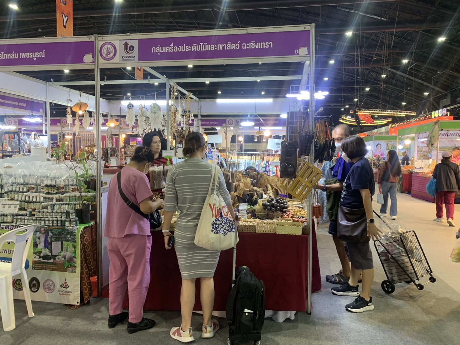 🛍️พช.เชิงเทรา นำผู้ผลิต ผู้ประกอบการ OTOP ร่วมจำหน่ายในงาน OTOP Midyear 2025 (วันแรก)