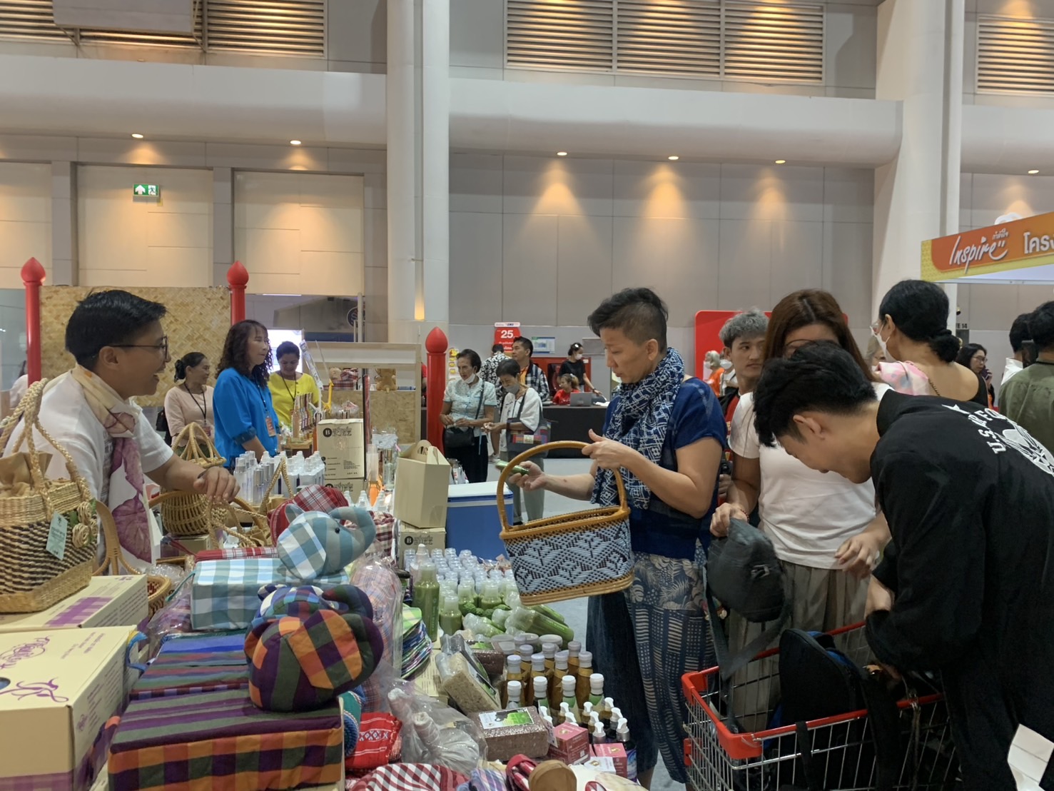 🛍️พช.เชิงเทรา นำผู้ผลิต ผู้ประกอบการ OTOP ร่วมจำหน่ายในงาน OTOP Midyear 2025 (วันแรก)