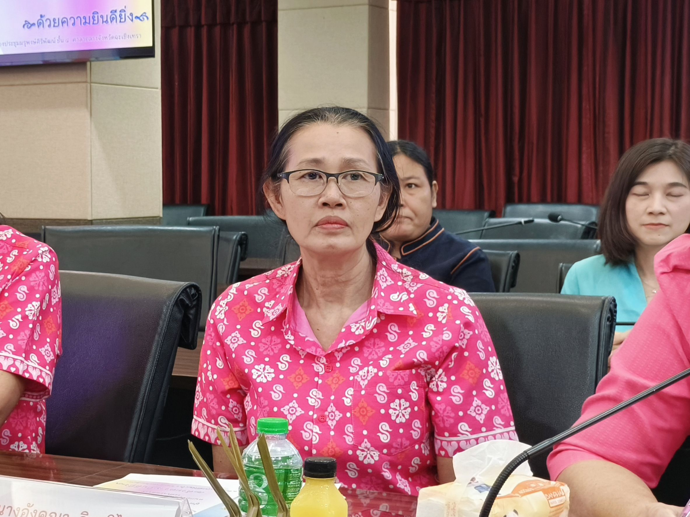 🌺 ศึกชิงเกียรติ! ฉะเชิงเทราเปิดเวทีต้อนรับคณะกรรมการคัดเลือกคนกองทุนสตรีดีเด่นระดับศูนย์ฯ โชว์ 3 ผลงานแชมป์ระดับจังหวัดอย่างภาคภูมิ 🎖️