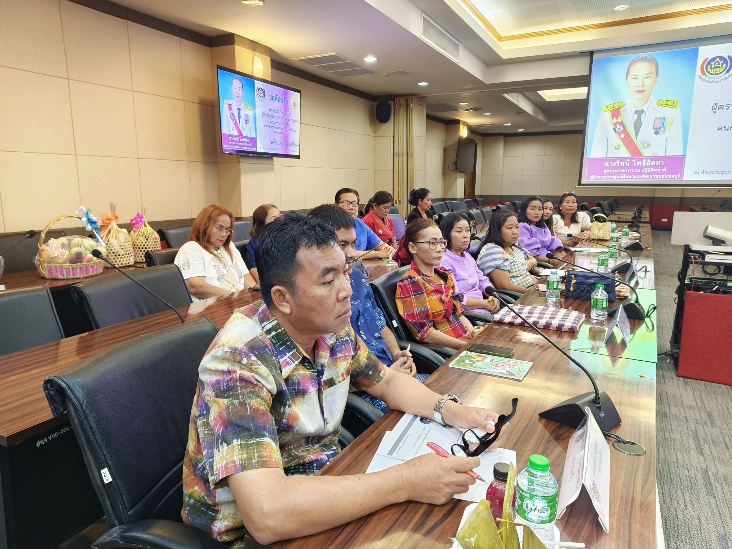 🌺 ศึกชิงเกียรติ! ฉะเชิงเทราเปิดเวทีต้อนรับคณะกรรมการคัดเลือกคนกองทุนสตรีดีเด่นระดับศูนย์ฯ โชว์ 3 ผลงานแชมป์ระดับจังหวัดอย่างภาคภูมิ 🎖️