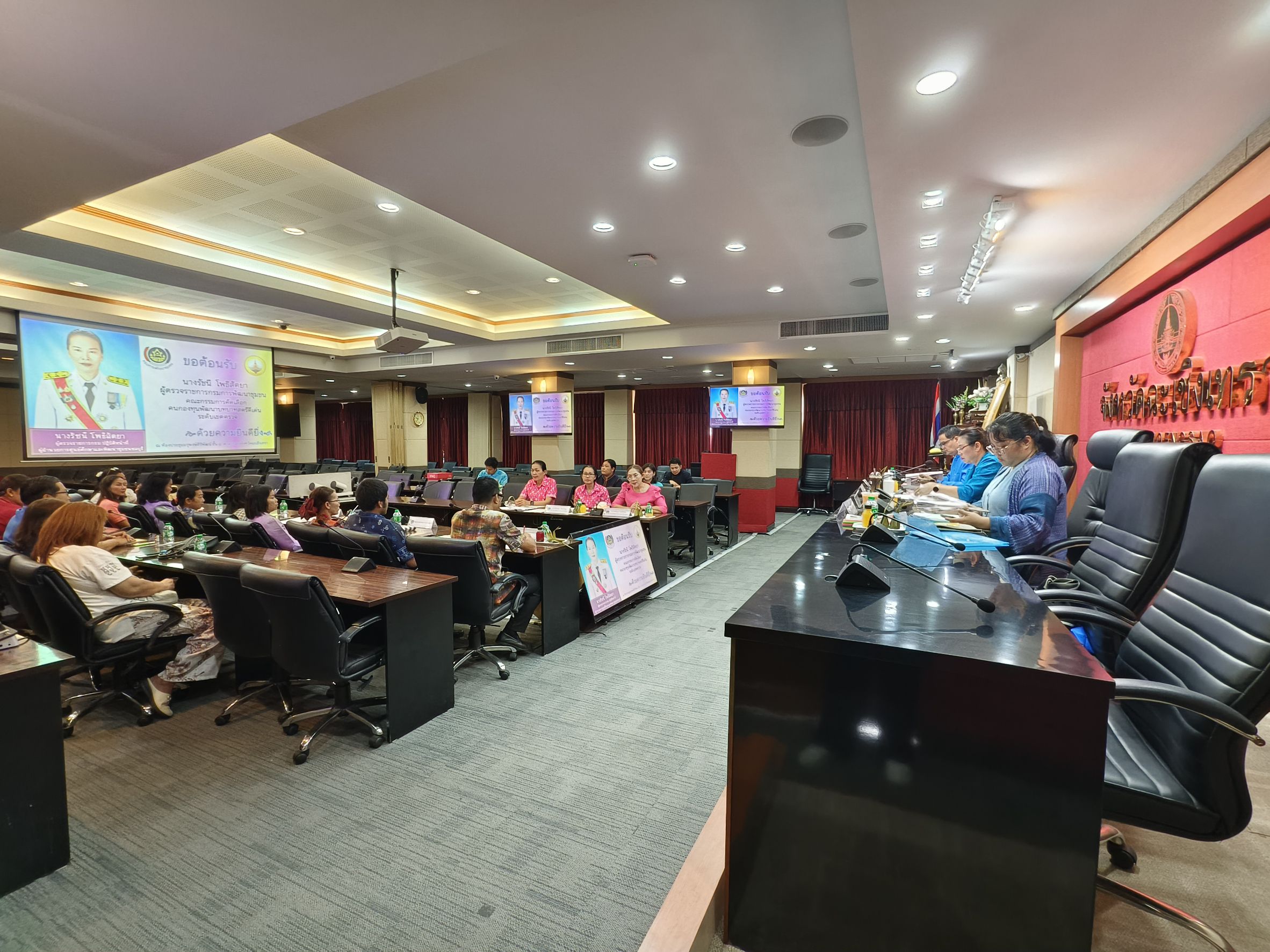 🌺 ศึกชิงเกียรติ! ฉะเชิงเทราเปิดเวทีต้อนรับคณะกรรมการคัดเลือกคนกองทุนสตรีดีเด่นระดับศูนย์ฯ โชว์ 3 ผลงานแชมป์ระดับจังหวัดอย่างภาคภูมิ 🎖️