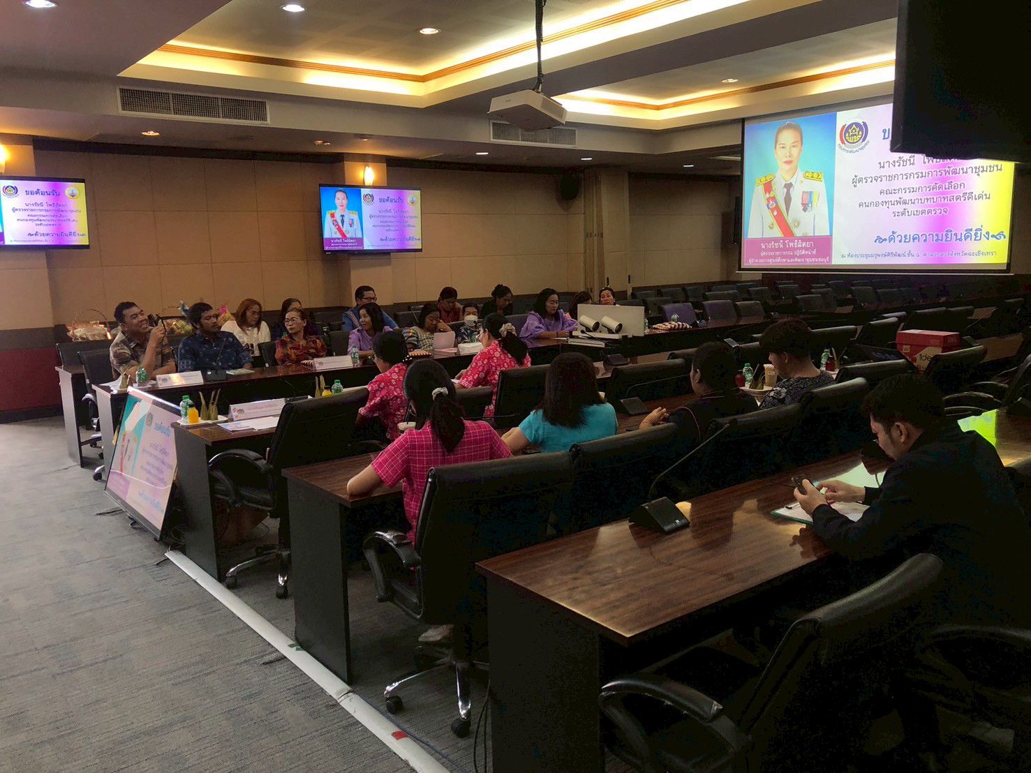 🌺 ศึกชิงเกียรติ! ฉะเชิงเทราเปิดเวทีต้อนรับคณะกรรมการคัดเลือกคนกองทุนสตรีดีเด่นระดับศูนย์ฯ โชว์ 3 ผลงานแชมป์ระดับจังหวัดอย่างภาคภูมิ 🎖️