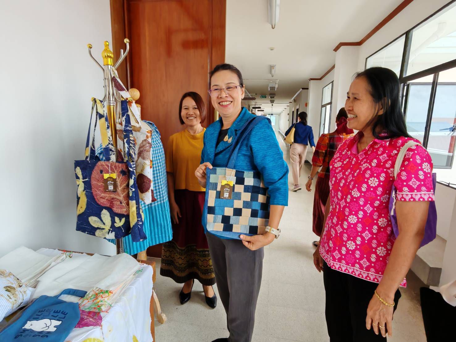 🌺 ศึกชิงเกียรติ! ฉะเชิงเทราเปิดเวทีต้อนรับคณะกรรมการคัดเลือกคนกองทุนสตรีดีเด่นระดับศูนย์ฯ โชว์ 3 ผลงานแชมป์ระดับจังหวัดอย่างภาคภูมิ 🎖️