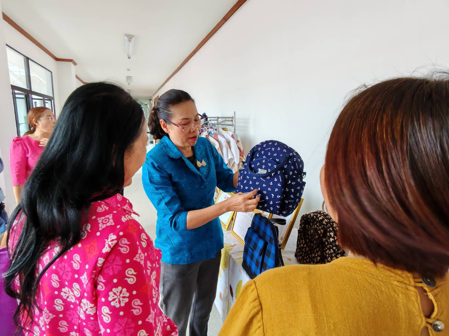 🌺 ศึกชิงเกียรติ! ฉะเชิงเทราเปิดเวทีต้อนรับคณะกรรมการคัดเลือกคนกองทุนสตรีดีเด่นระดับศูนย์ฯ โชว์ 3 ผลงานแชมป์ระดับจังหวัดอย่างภาคภูมิ 🎖️