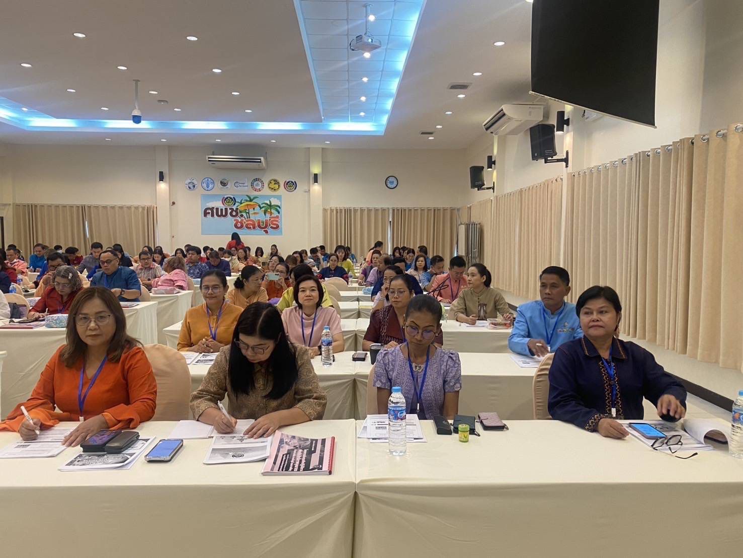 📘 วันที่สองยังเข้มข้น! พช.ฉะเชิงเทรา ร่วมอบรมต่อเนื่อง เสริมความรู้กฎหมายการคลัง-งบประมาณ ณ ศพช.ชลบุรี 💼