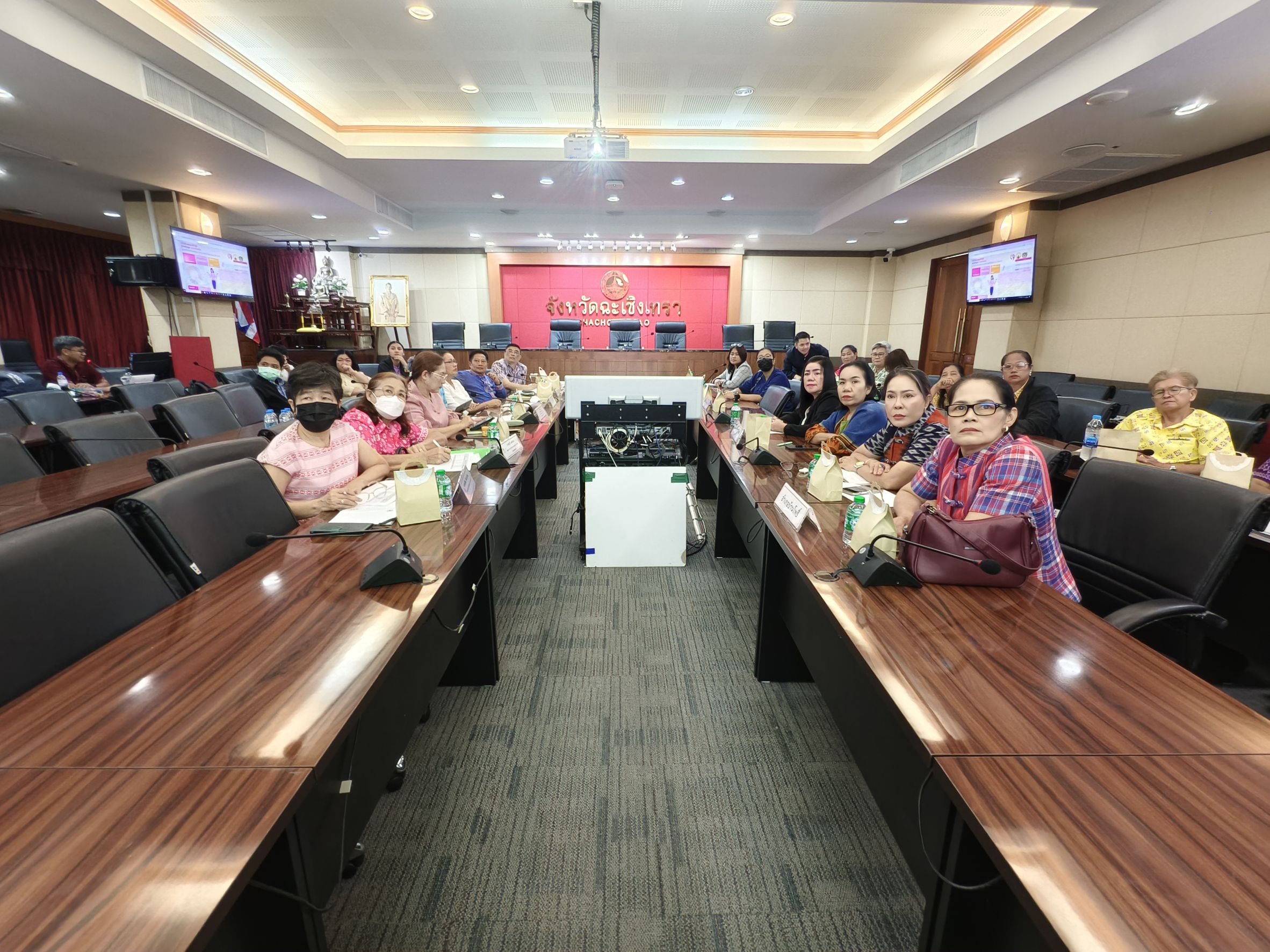 พช.แปดริ้ว ประชุมติดตามและประเมินผลทุนหมุนเวียนกองทุนพัฒนาบทบาทสตรี จังหวัดฉะเชิงเทรา ประจำปีงบประมาณ พ.ศ. ๒๕๖๘ 🧵💼